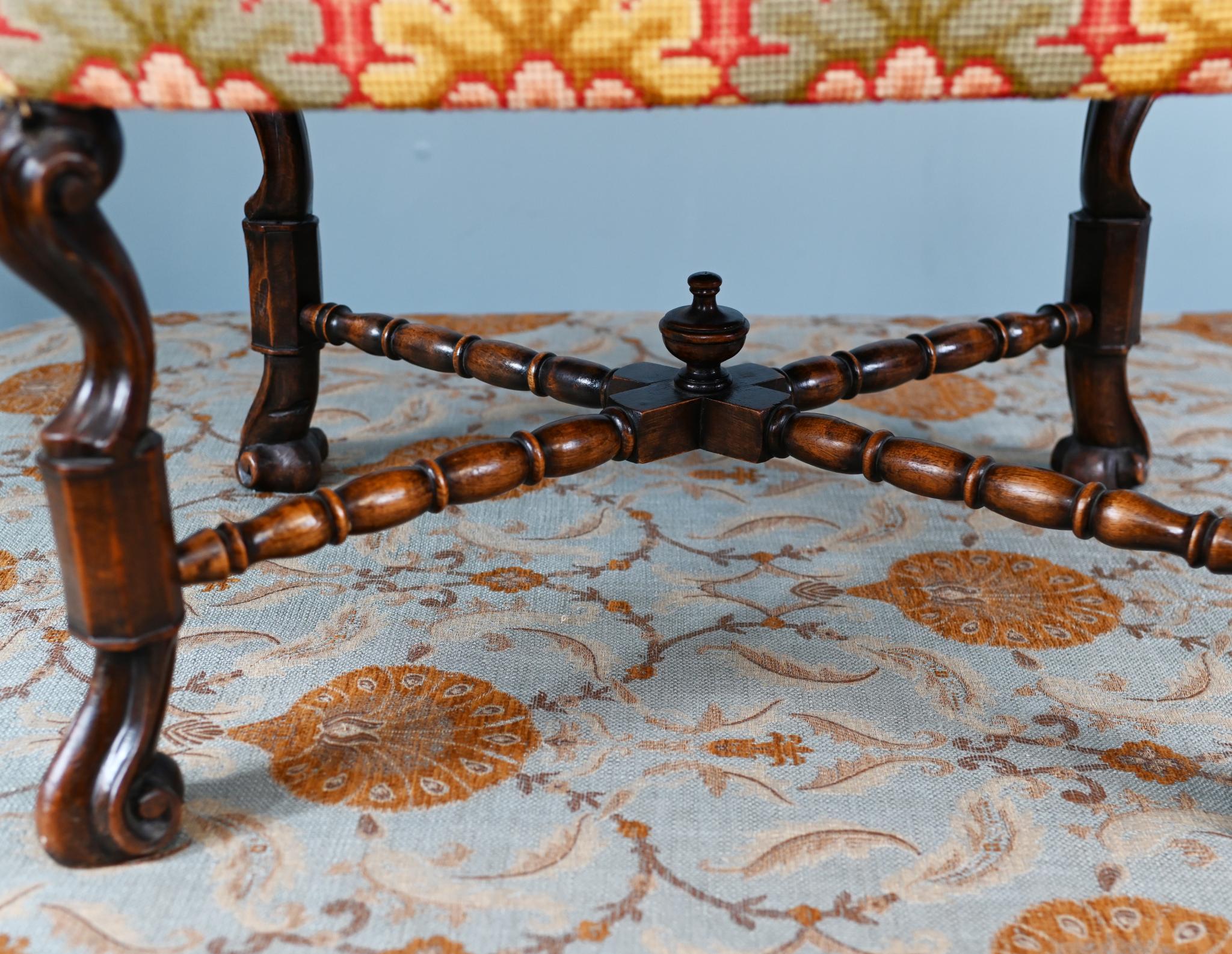 Tabouret de piano néo-géorgien Siège en noyer Pointe d'aiguille en vente 2