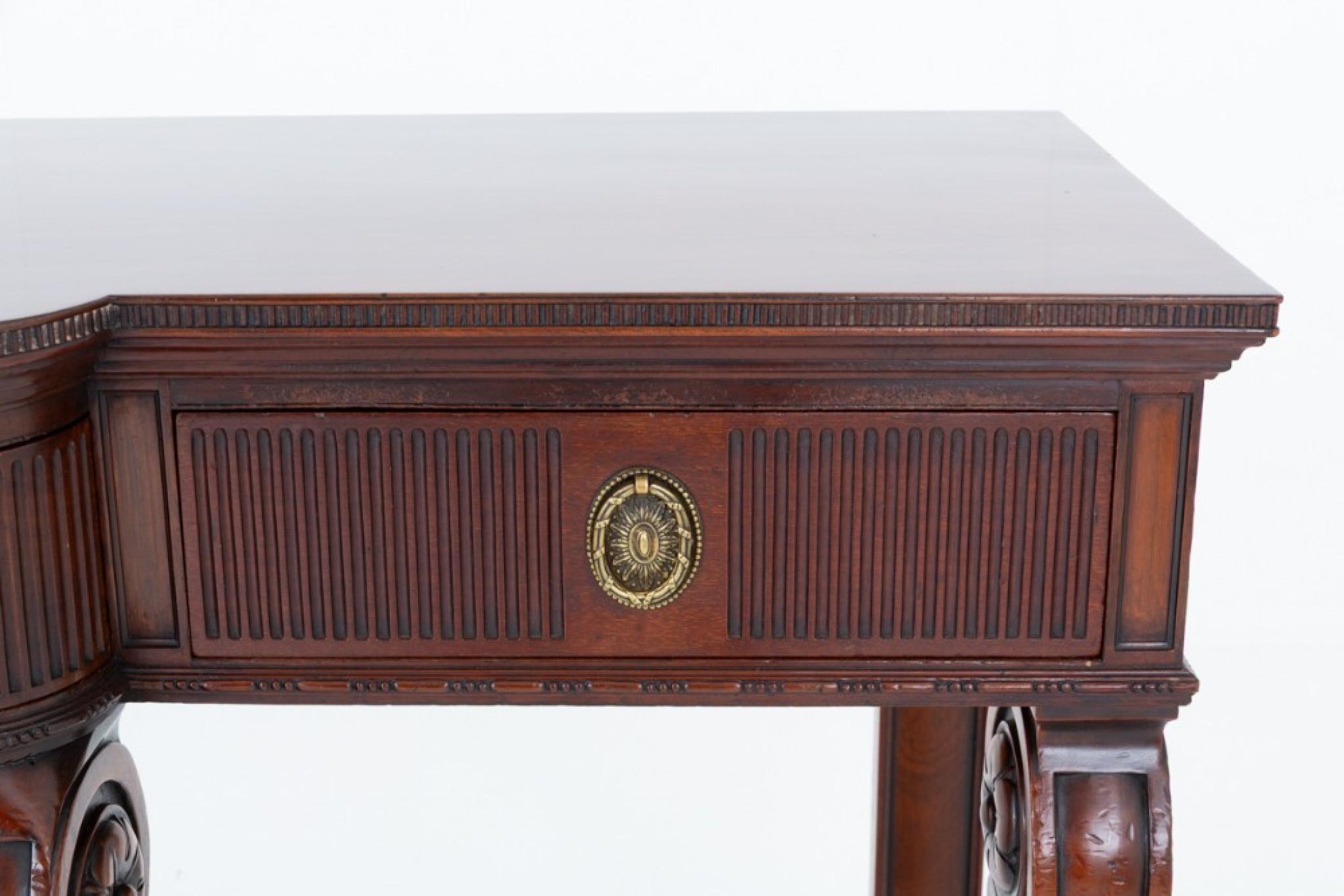 Good quality Georgian revival mahogany server
This server stands upon wonderful carved and shaped front legs the back legs being of a plain form with block feet
The server is of a breakfront form with 3 oak lined drawers
The drawers having lunette