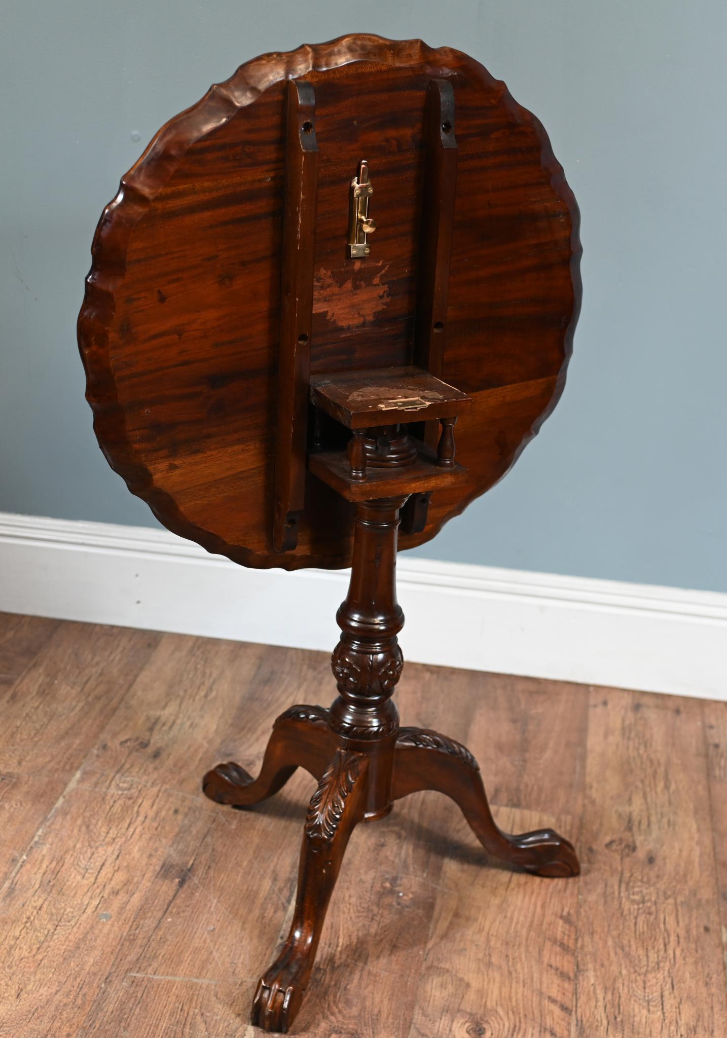 You are viewing a elegant Georgian Revival side table in mahogany
This is a charming mahogany tripod wine or occasional table featuring elegant carving and a decorative scalloped top. Its refined proportions and
traditional craftsmanship give it