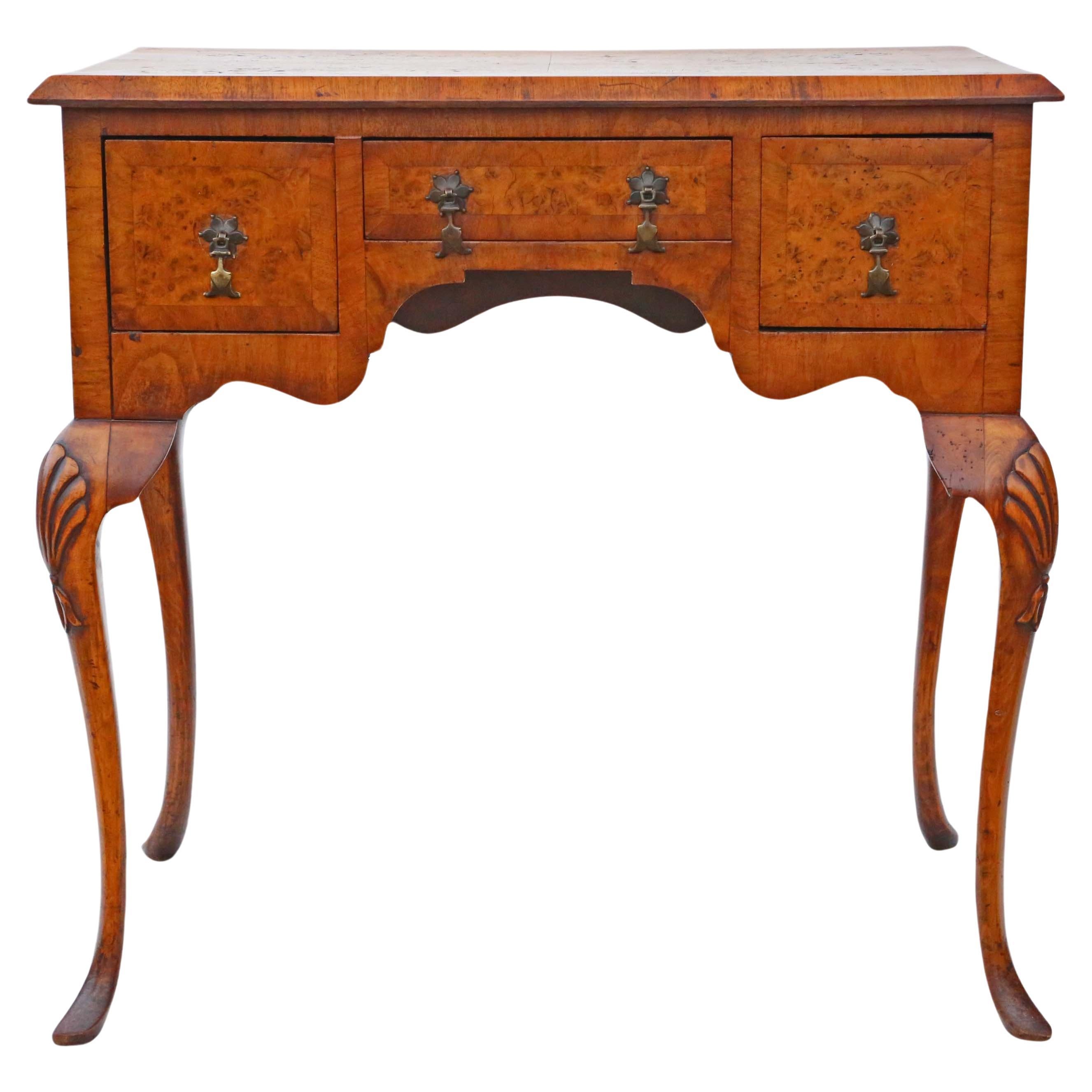 Georgian Revival Nussbaum Lowboy Schreibbeistelltisch von antiker Qualität aus ca. 