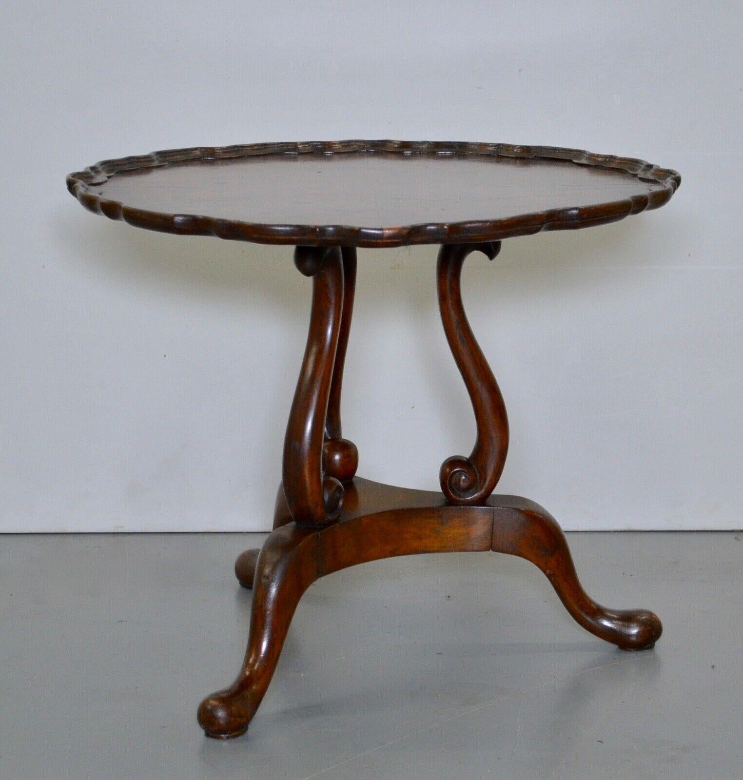 We are delighted to offer for sale this Georgian Burr Walnut Finished Coffee, Lamp Table. With piecrust top on three scroll supports and hipped splayed legs ending on pad feet. It is in excellent condition.

DIMENSIONS
Height : 49.5cm
Width :