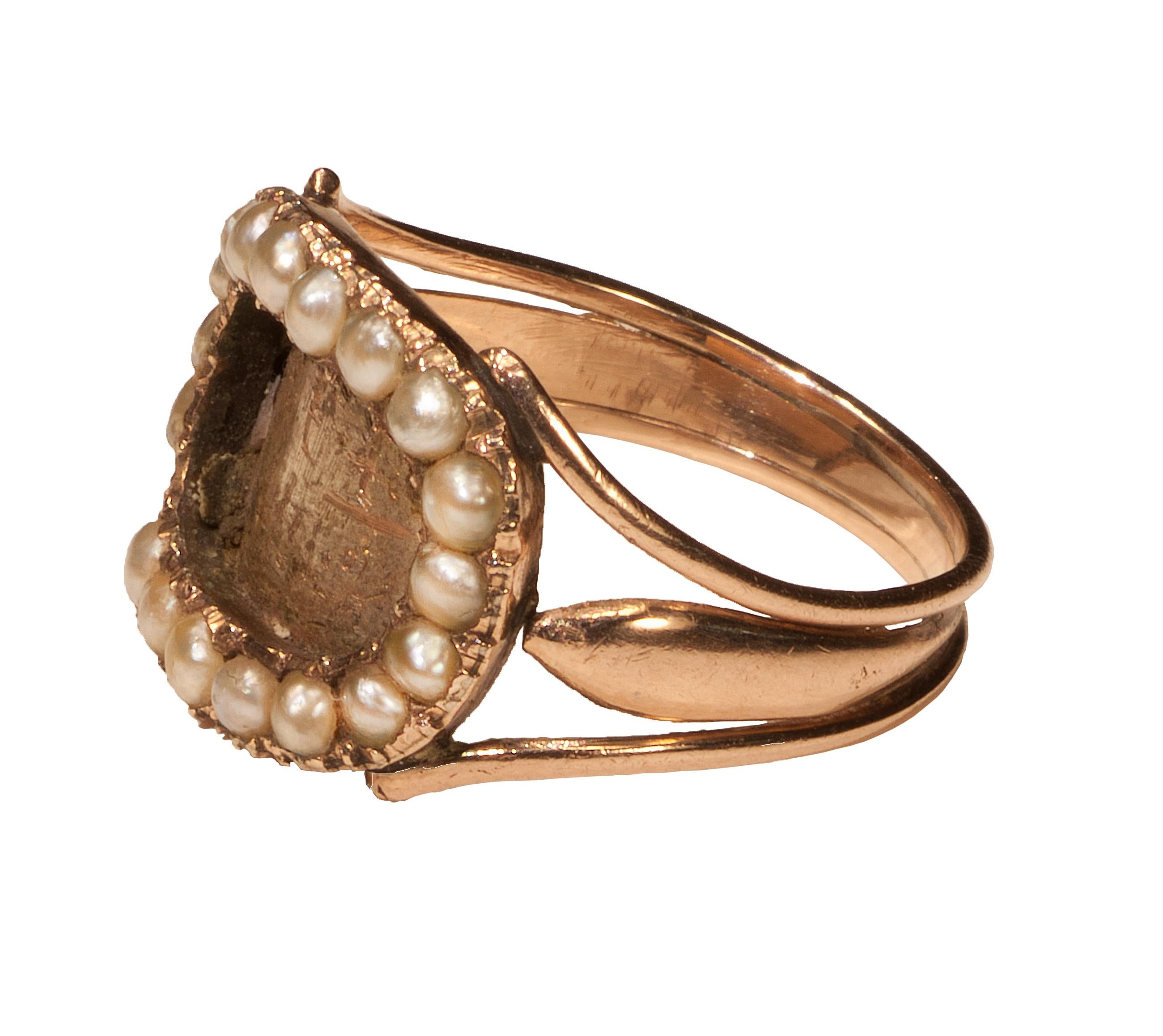RING AS TOKEN OF LOVE
England or America, about 1800-1820
Rose gold, pearls
Weight 3 gr.; circumference: 56.45 mm.; US size 7.75; UK size P 1/2

The expression of love and friendship is universal in life as in death, and hair mementoes were not
