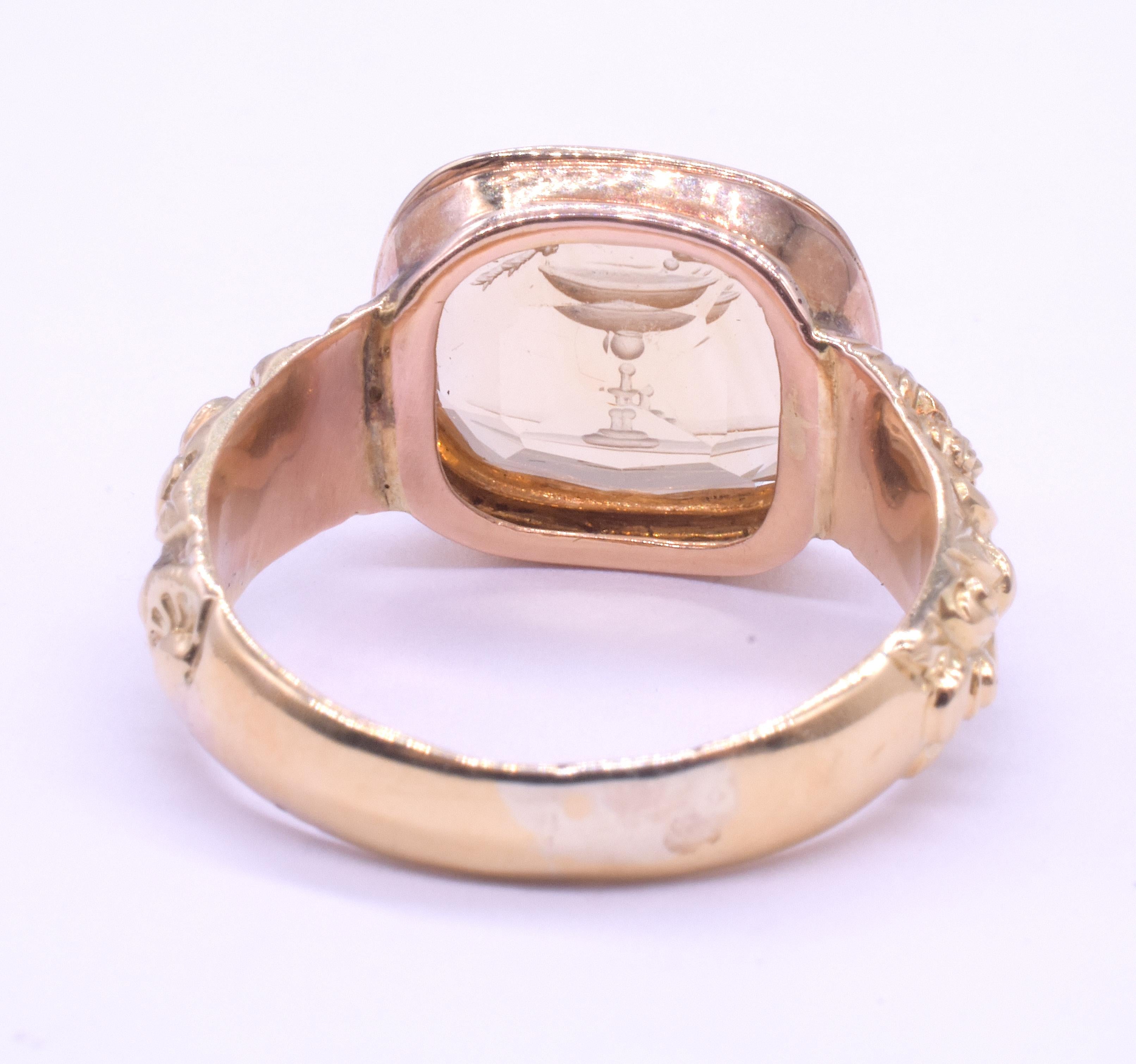 Feiner Citrinring aus dem Jahr 1820 mit Intaglio aus Tauben in Ravenna und Repousse aus Rosen (Regency) im Angebot