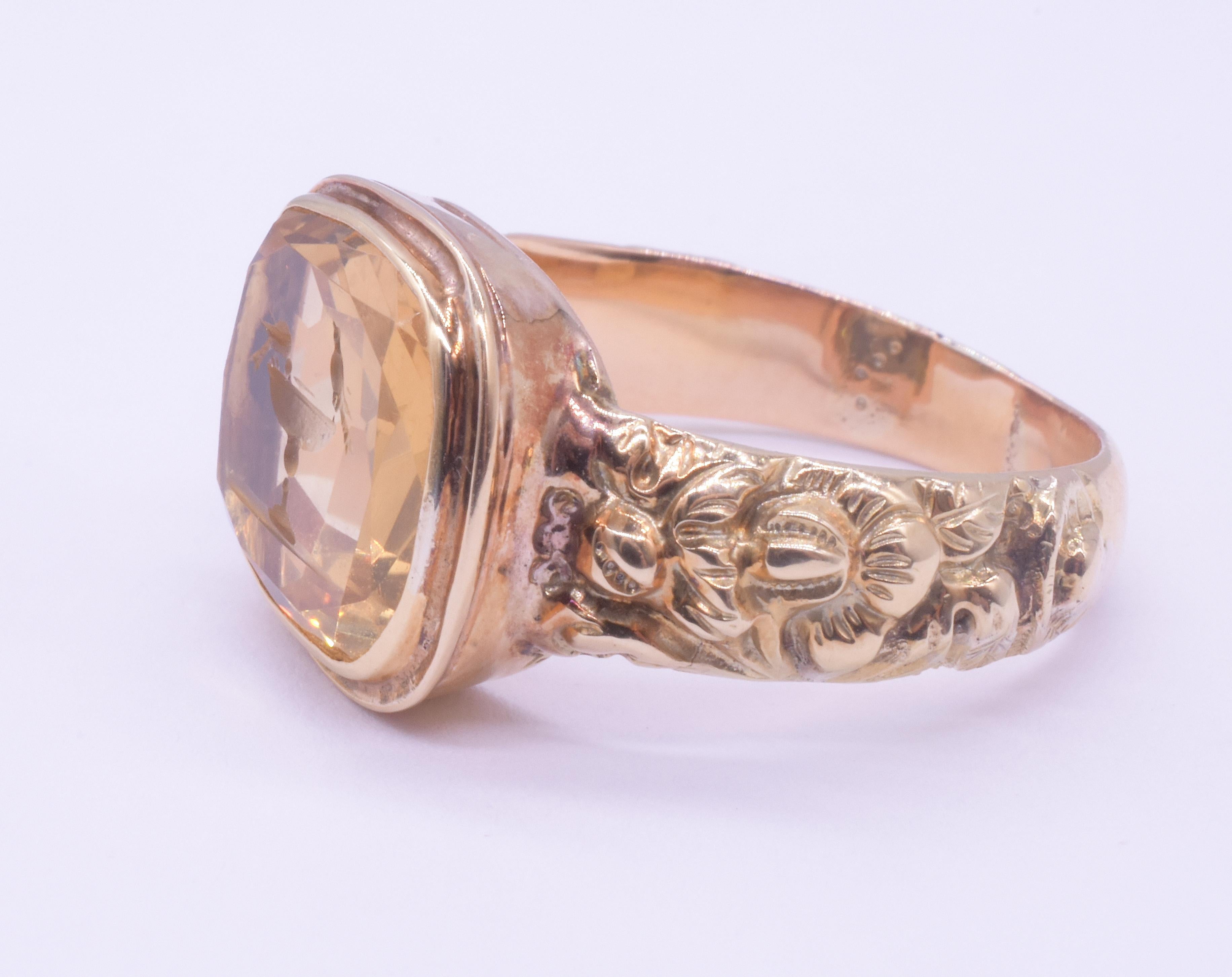 Feiner Citrinring aus dem Jahr 1820 mit Intaglio aus Tauben in Ravenna und Repousse aus Rosen im Zustand „Hervorragend“ im Angebot in Baltimore, MD