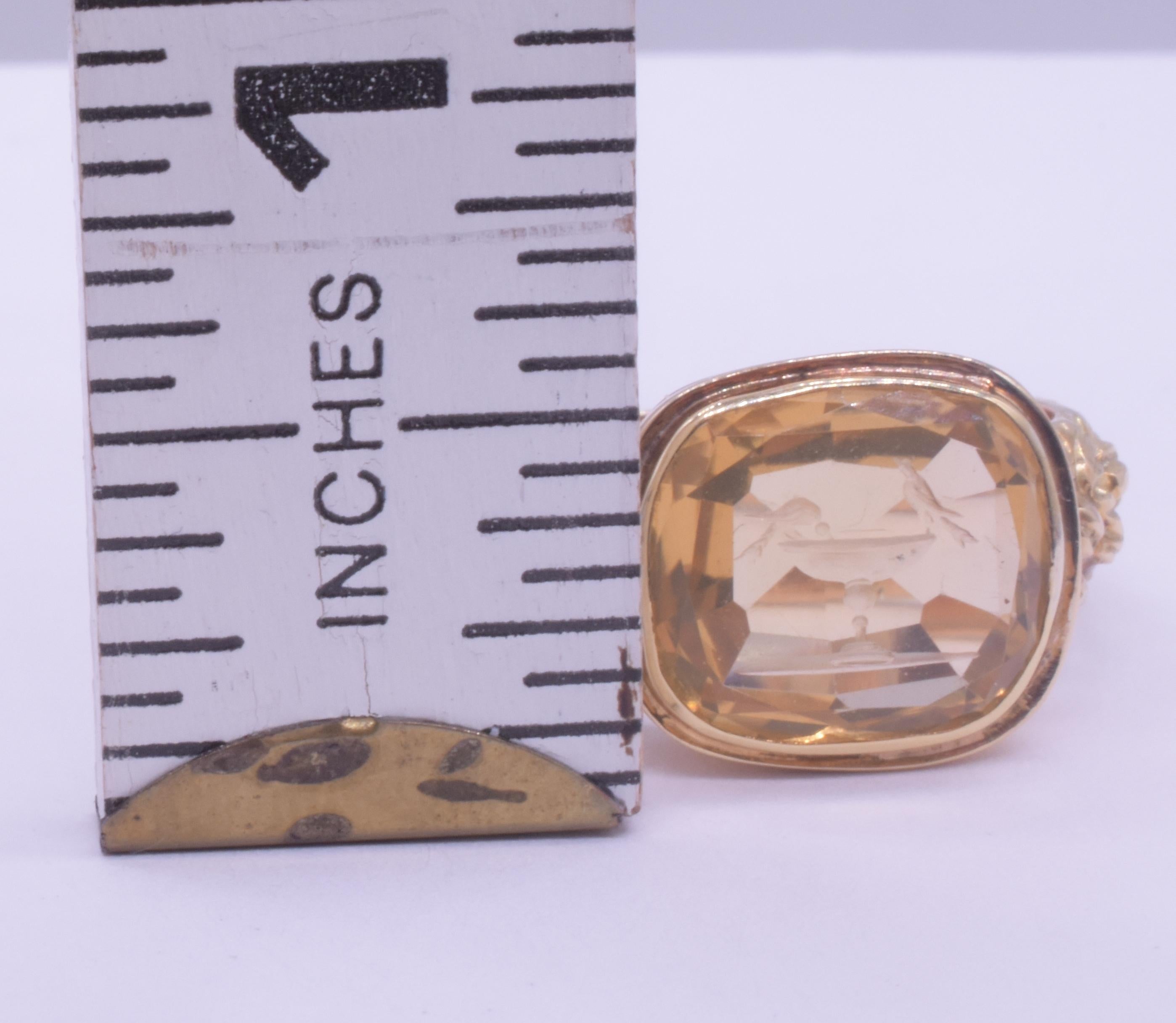 Feiner Citrinring aus dem Jahr 1820 mit Intaglio aus Tauben in Ravenna und Repousse aus Rosen für Damen oder Herren im Angebot