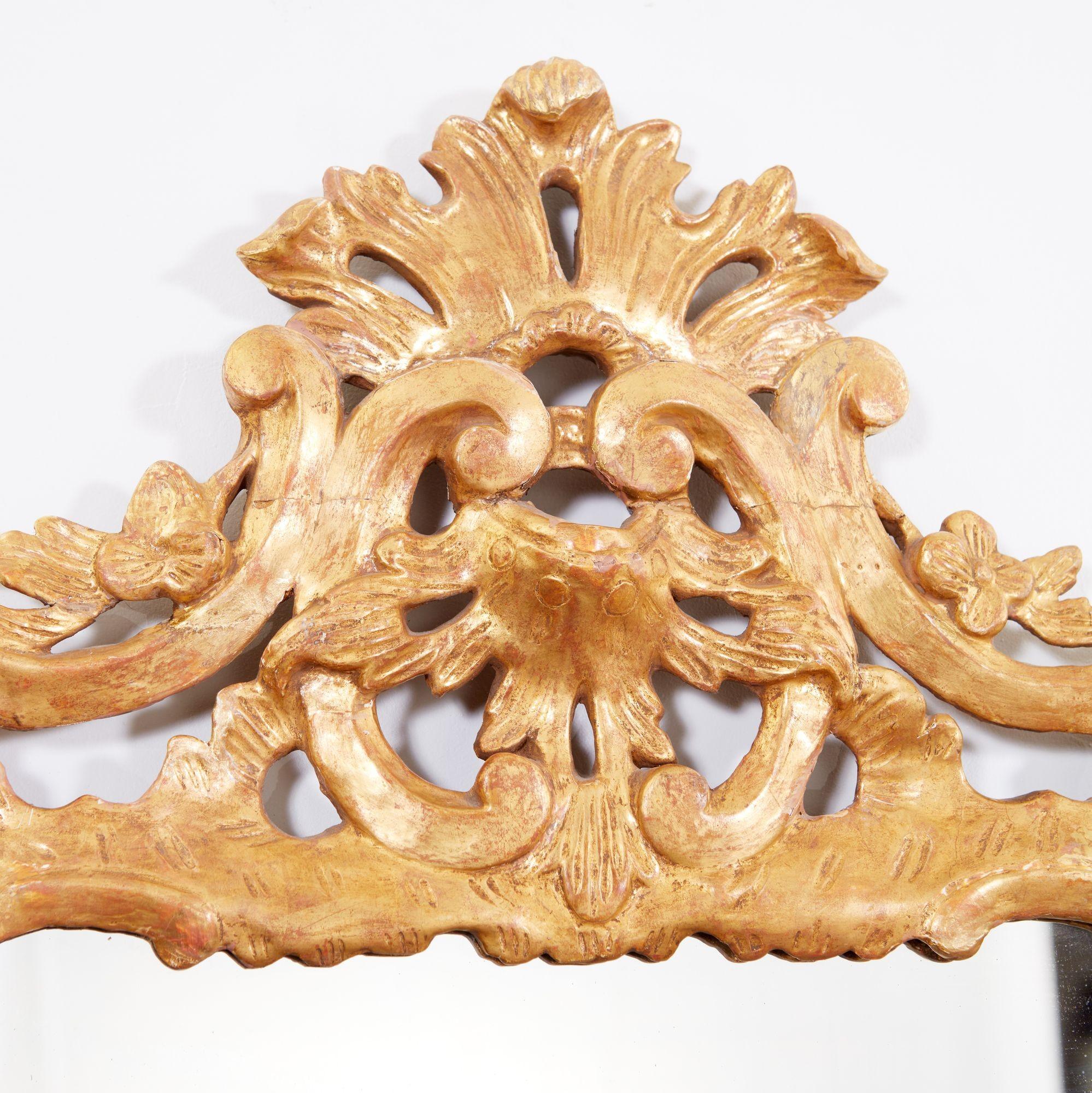 Englischer geschnitzter und vergoldeter Rokokospiegel aus der Mitte des 18. Jahrhunderts mit Schnitzereien in Form von Blättern und Ranken sowie Akanthusblättern an den Seiten.