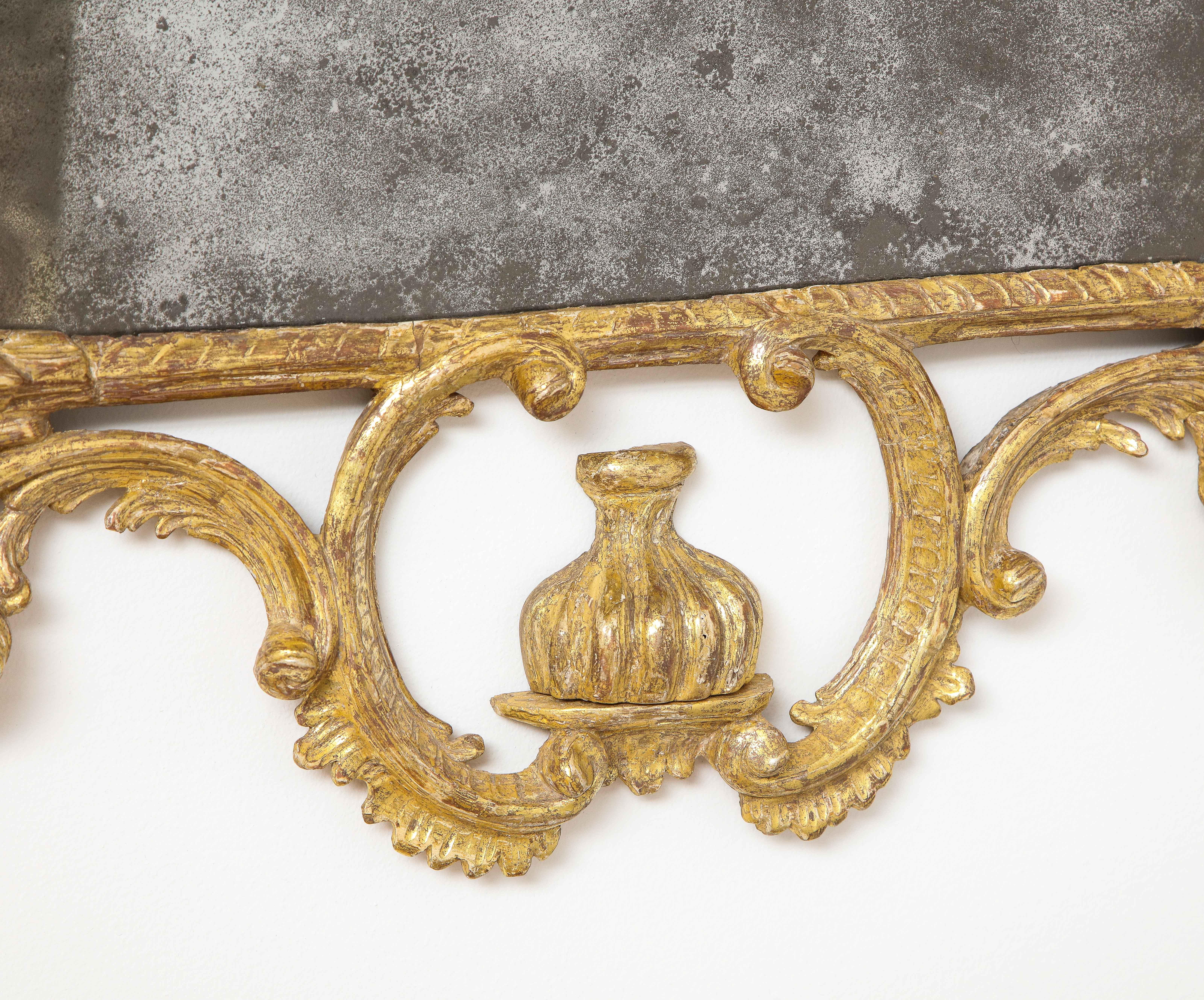 Milieu du XVIIIe siècle Miroir géorgien rococo en bois doré en vente