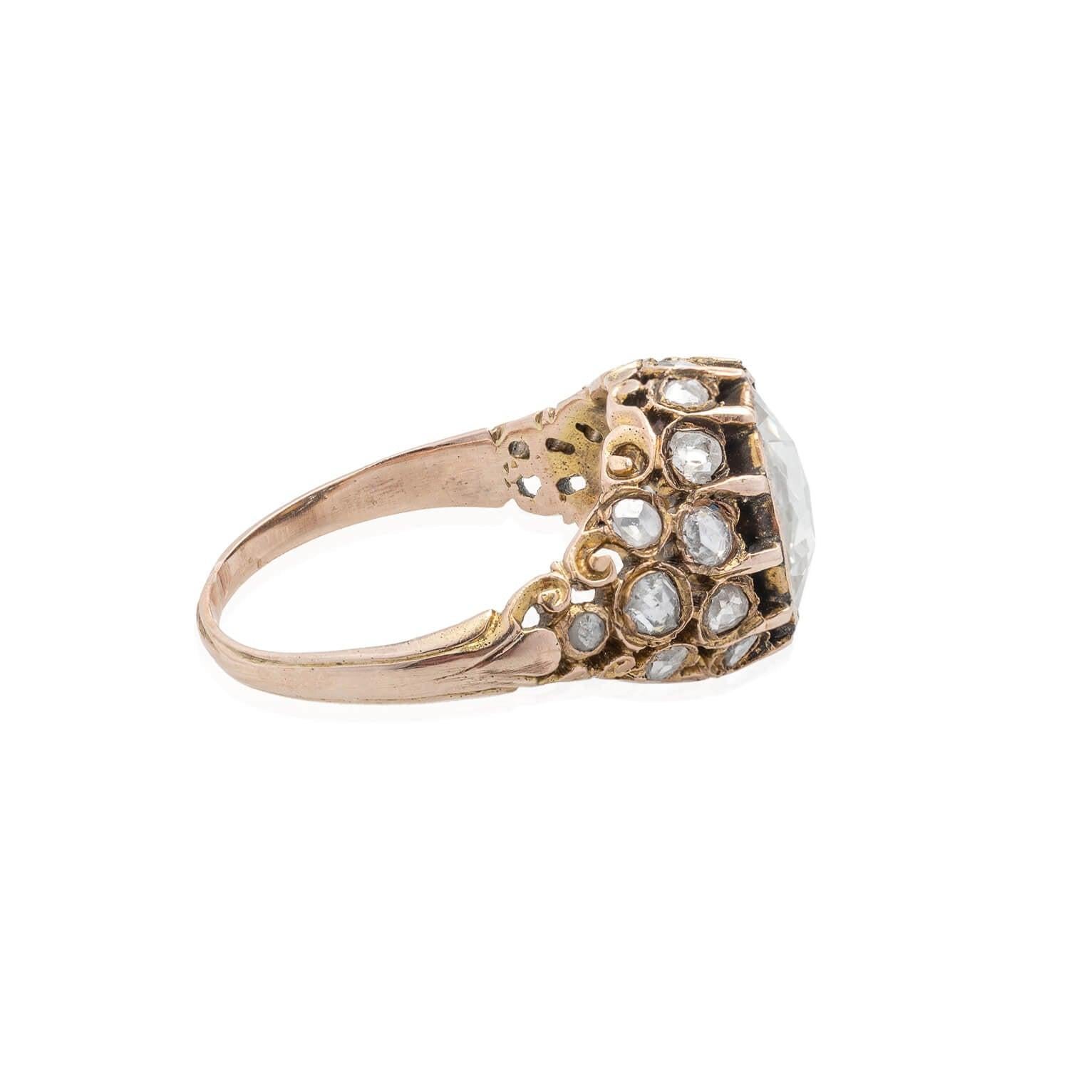 Ein atemberaubender Ring aus der georgianischen Epoche (ca. 1750)! Dieser Ring aus 18 Karat rosafarbenem Gelbgold ist mit einem unglaublichen Diamanten im Rosenschliff (~2ctw) besetzt. Der mit Folie hinterlegte Diamant funkelt in einer