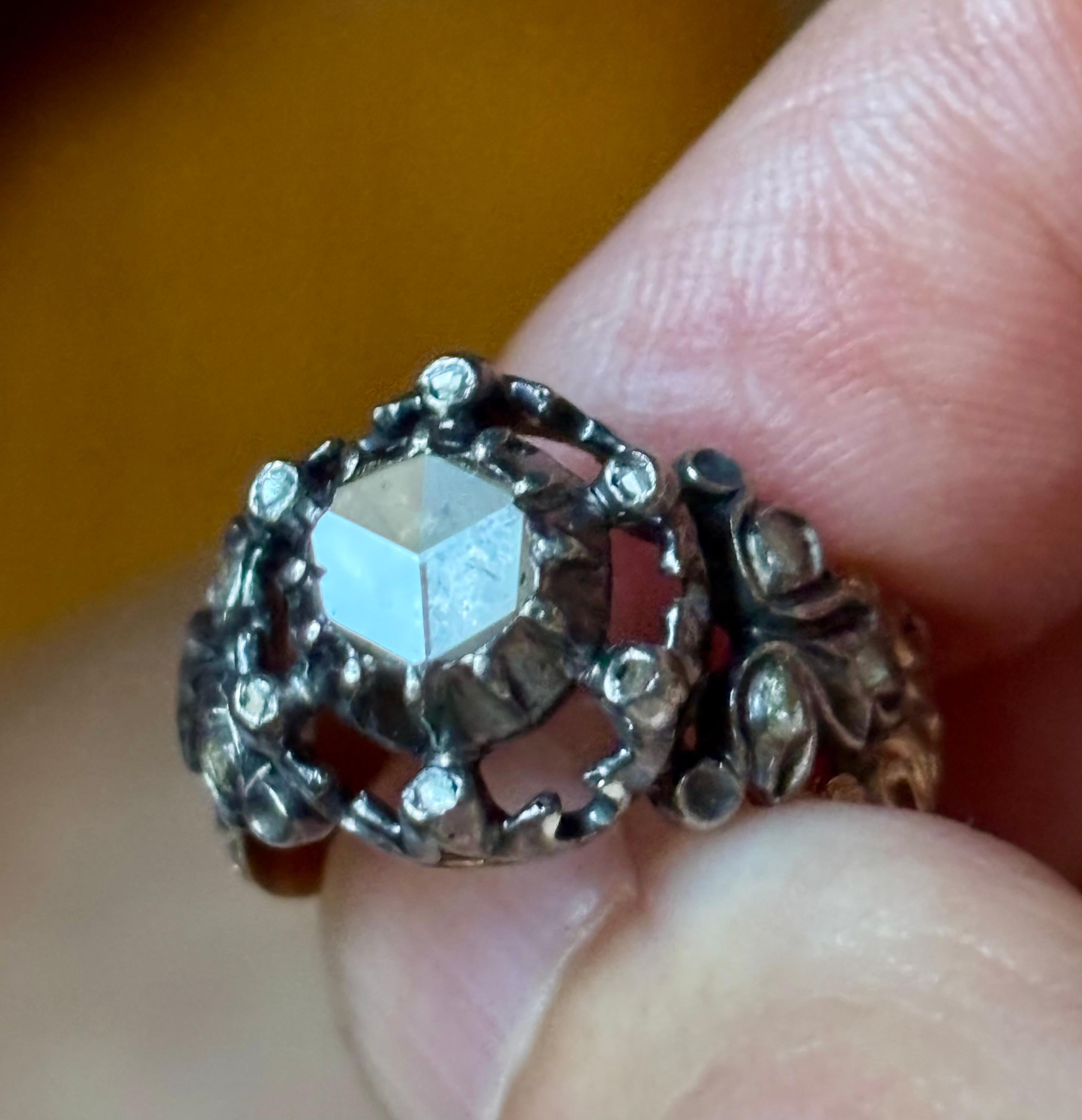 Bague géorgienne à diamant taillé en rose, en or 18 carats et en argent. Ca. 1750-1850 en vente 1