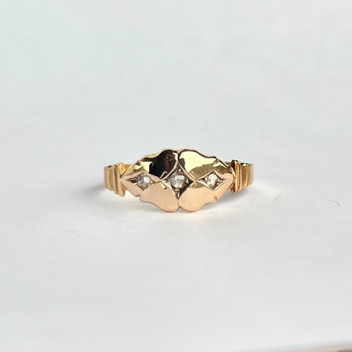 Trois diamants reposent fabuleusement sur une monture simple en or 15ct. Le diamant central mesure 5pts et les diamants taillés en rose de chaque côté mesurent 3pts chacun. Entièrement poinçonné Chester 1838.

Taille de la bague : T ou 9 1/2
Largeur