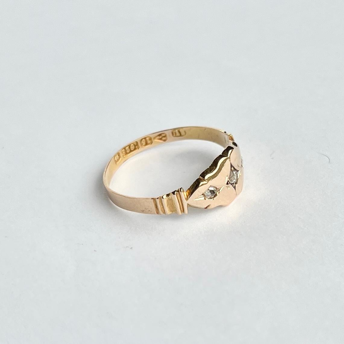 Art déco Bague géorgienne à trois pierres en or 15 carats en vente