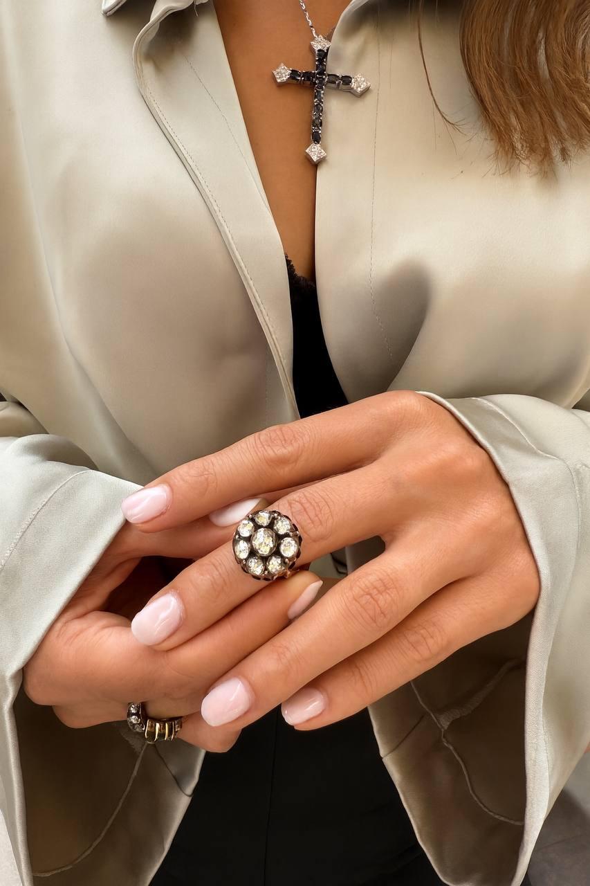 diamantring mit Rosenschliff aus dem 18. Jahrhundert in Silber. Höchstwahrscheinlich Englisch.
Dieser Ring hat etwa 2,20c Rose-Cut Diamant.