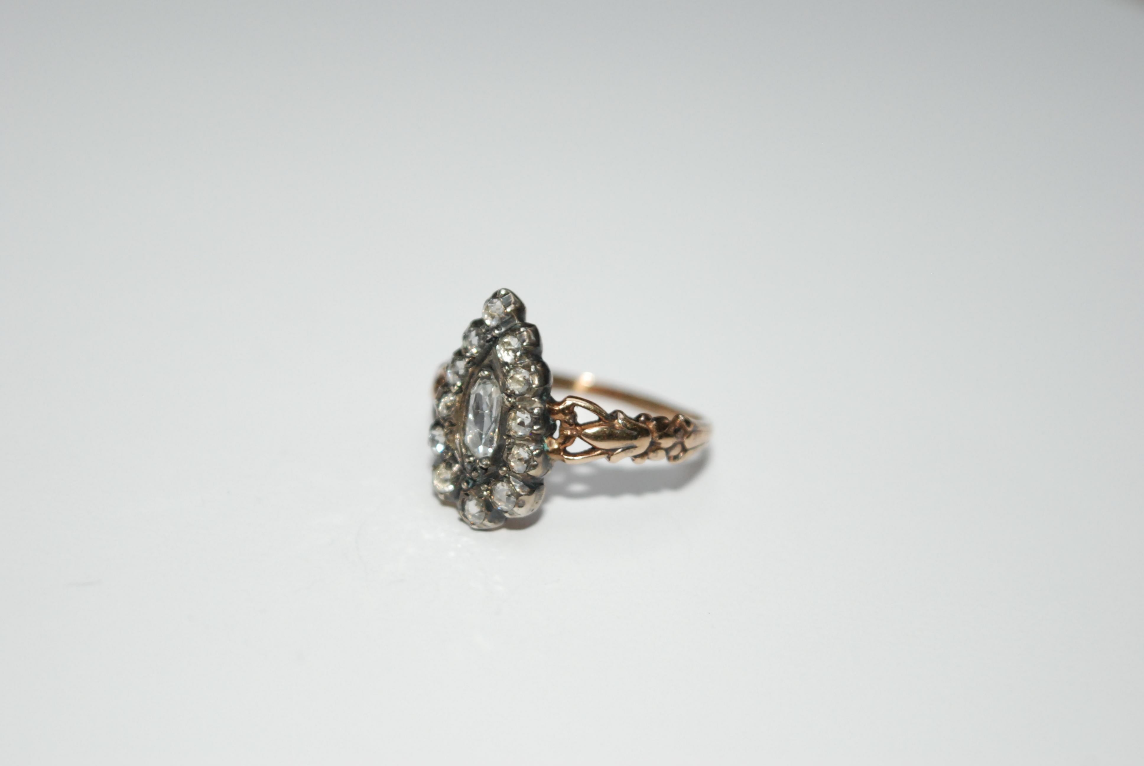 Georgiano Anello in oro rosa georgiano con diamante a forma di marquise in vendita