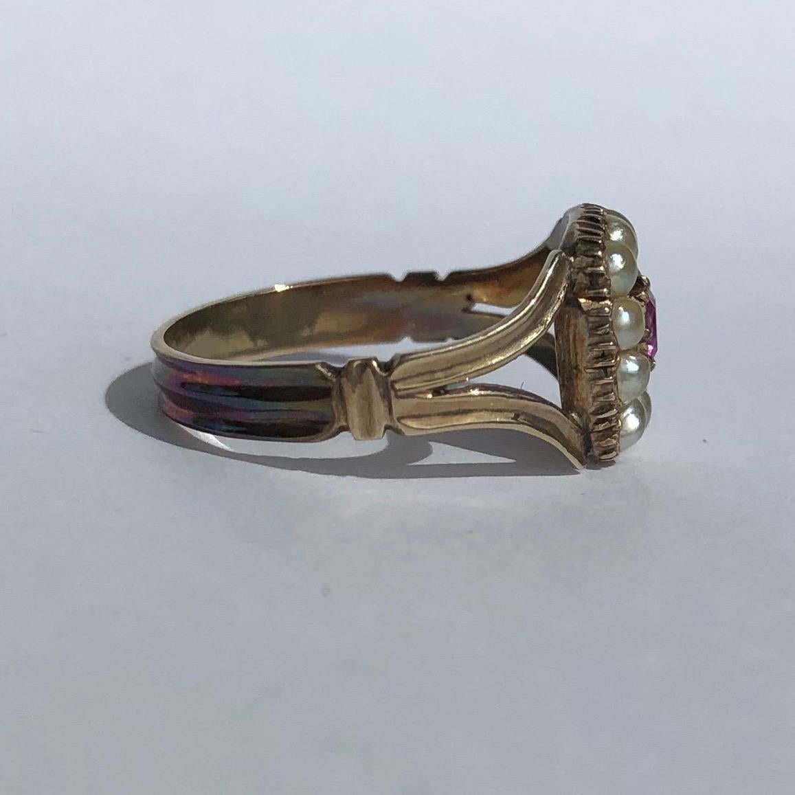 Dieser Ring ist für einen Oldie in hervorragendem Zustand! Der Rubin hat eine schöne rosa Farbe und ist von einem schimmernden Perlenkranz umgeben. Die überschnittenen Schultern führen perfekt zu einem einfachen Band. 

Ringgröße: J oder 4