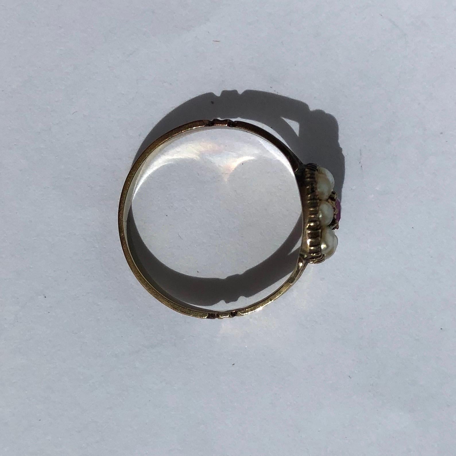Georgianischer Rubin- und Perlen-Cluster-Ring aus 15 Karat Gold im Zustand „Gut“ in Chipping Campden, GB