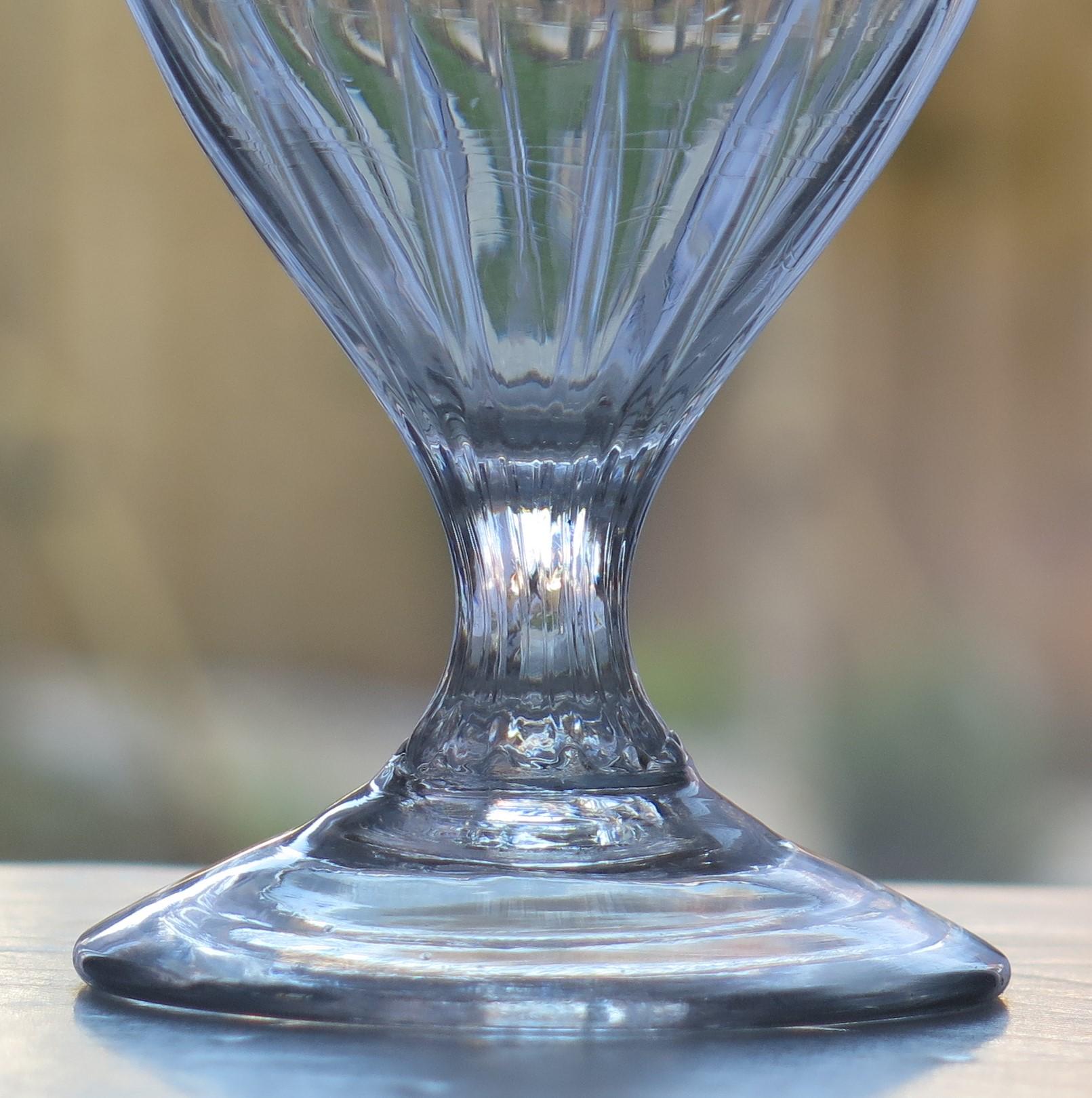 Anglais Verre à boire de style géorgien en verre au plomb soufflé à la bouche gravé, anglais, vers 1800 en vente
