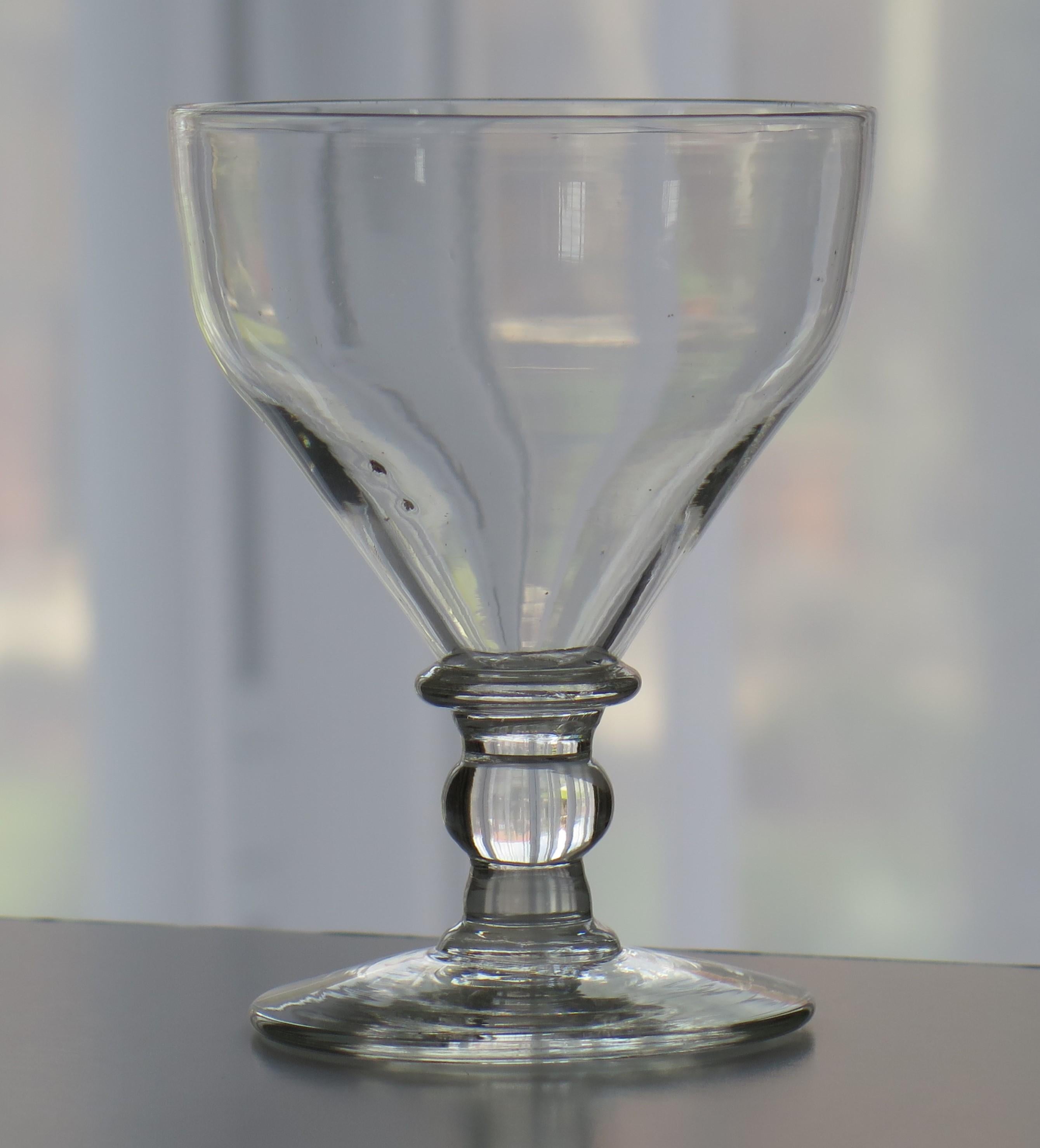 Georgianisches Rummer-Getränkeglas, mundgeblasen mit Kugelknopf, englisch um 1810 (Englisch) im Angebot