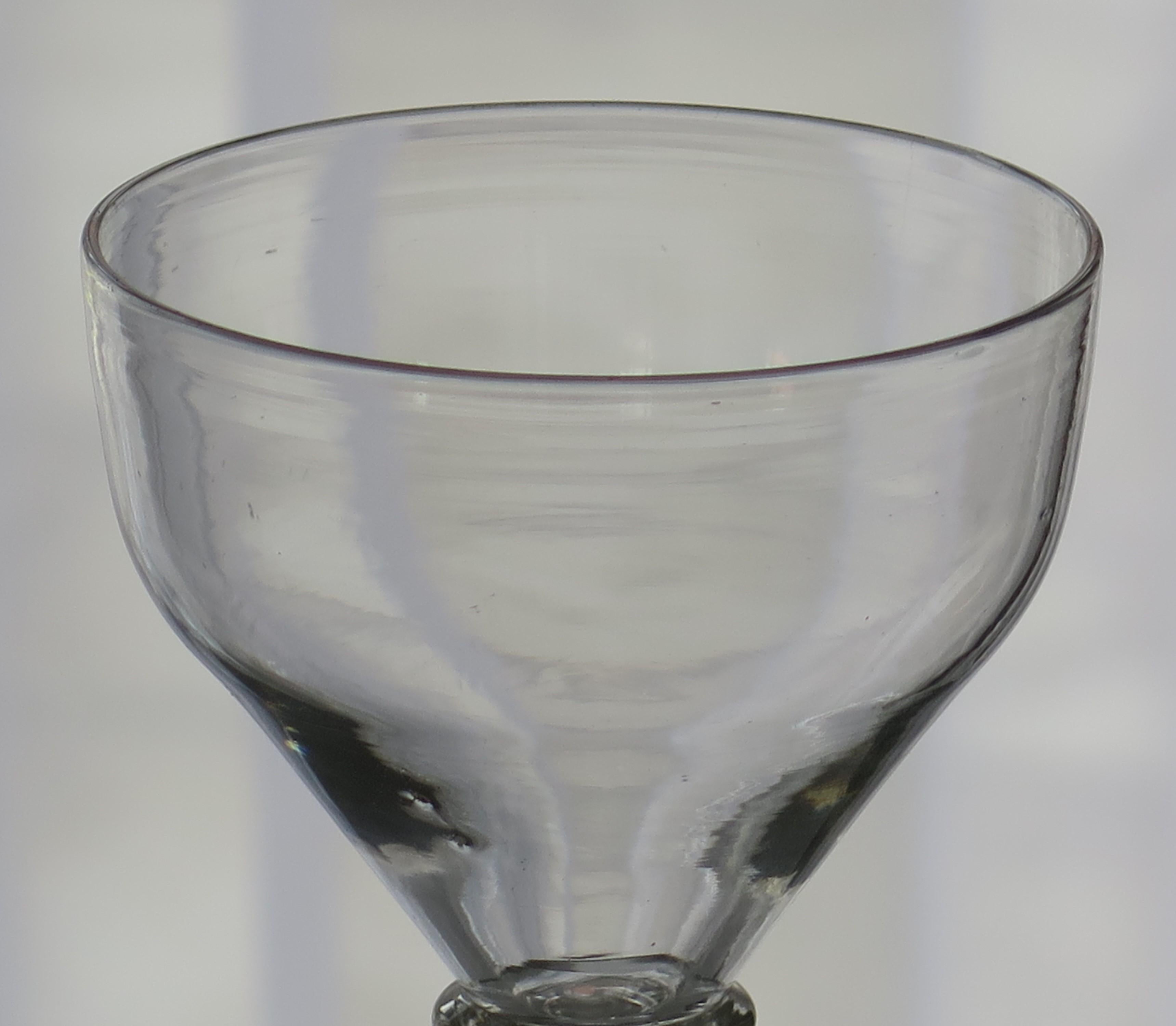Georgianisches Rummer-Getränkeglas, mundgeblasen mit Kugelknopf, englisch um 1810 (Handgefertigt) im Angebot