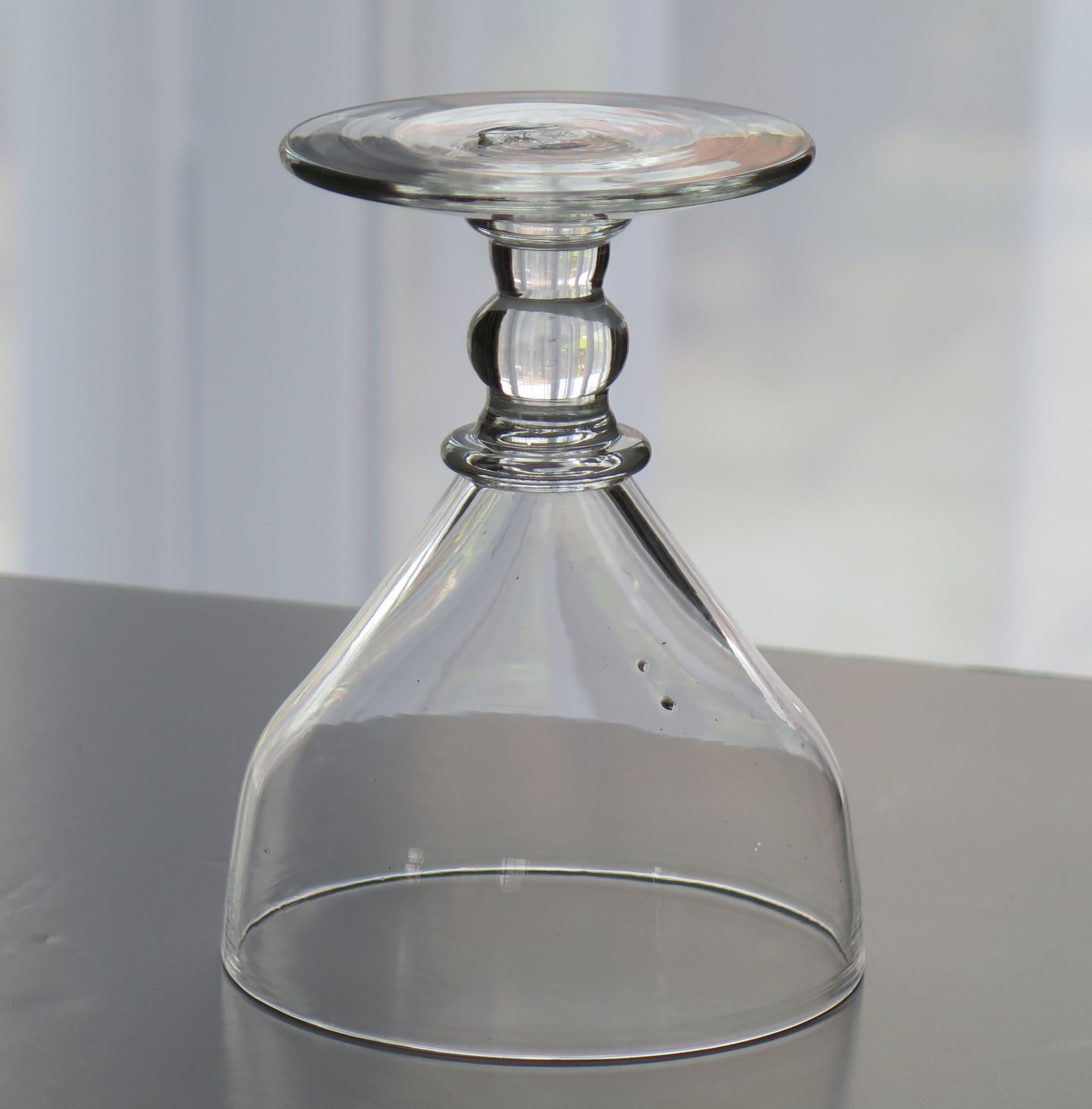 XIX secolo Bicchiere da bere georgiano Rummer soffiato a mano con Ball Knop, inglese, circa 1810 in vendita