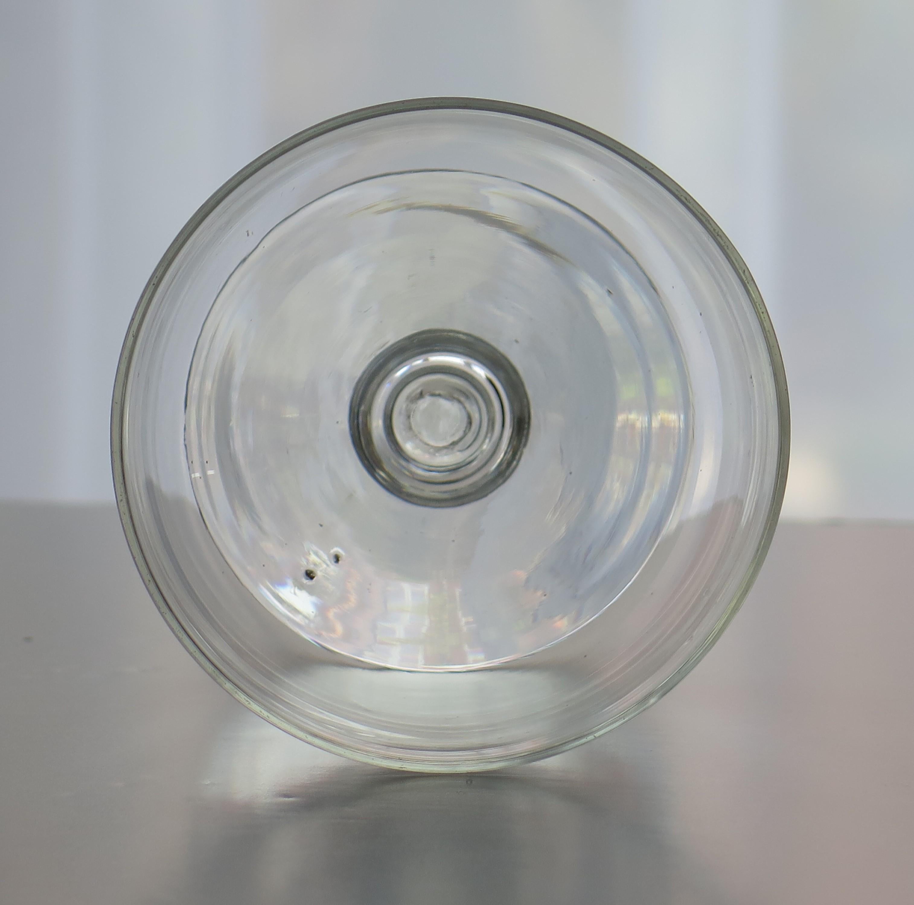 Georgianisches Rummer-Getränkeglas, mundgeblasen mit Kugelknopf, englisch um 1810 (Glas) im Angebot