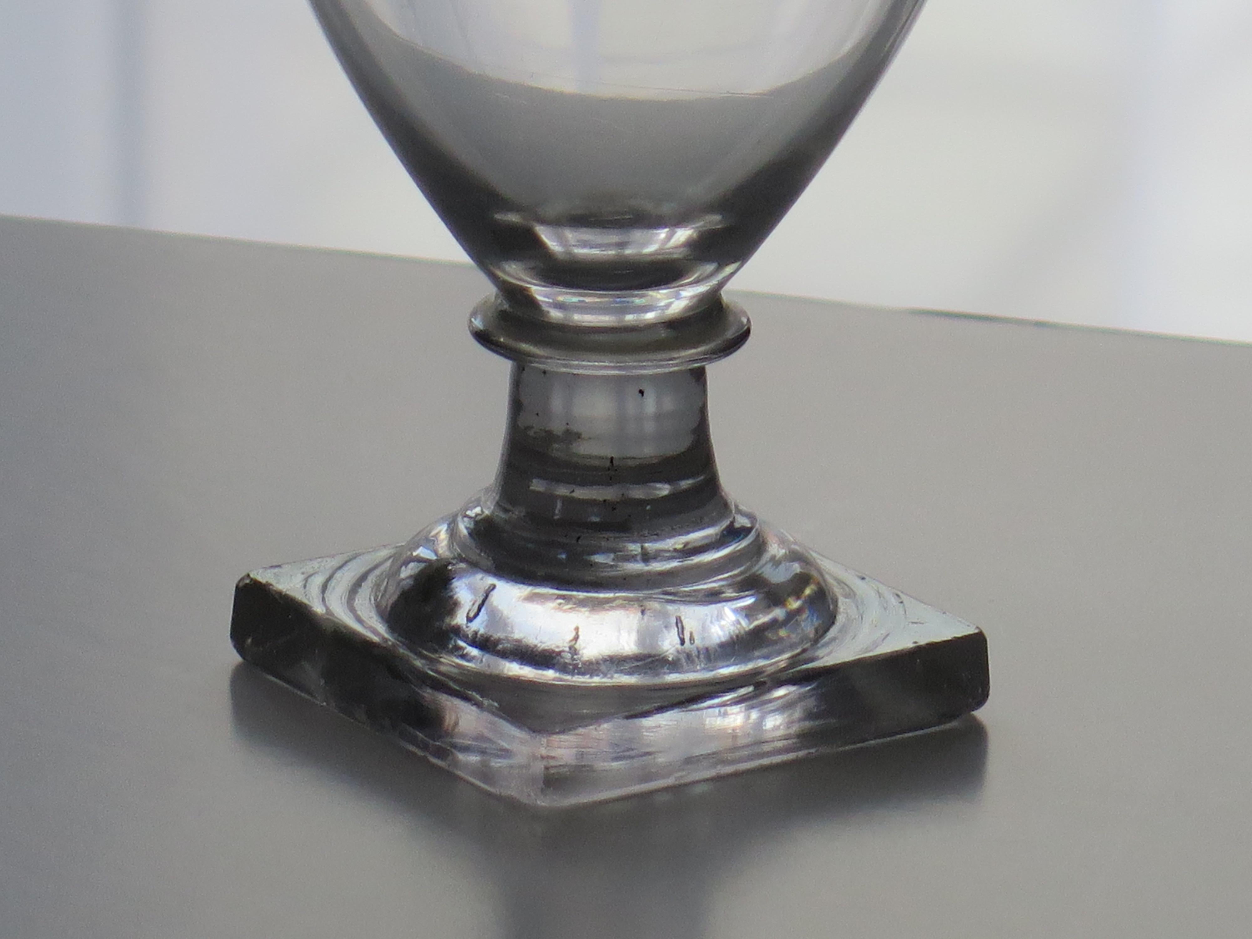 Georgianisches Rummer-Getränkeglas, mundgeblasen mit quadratischem Fuß, englisch um 1790 (Handgefertigt) im Angebot
