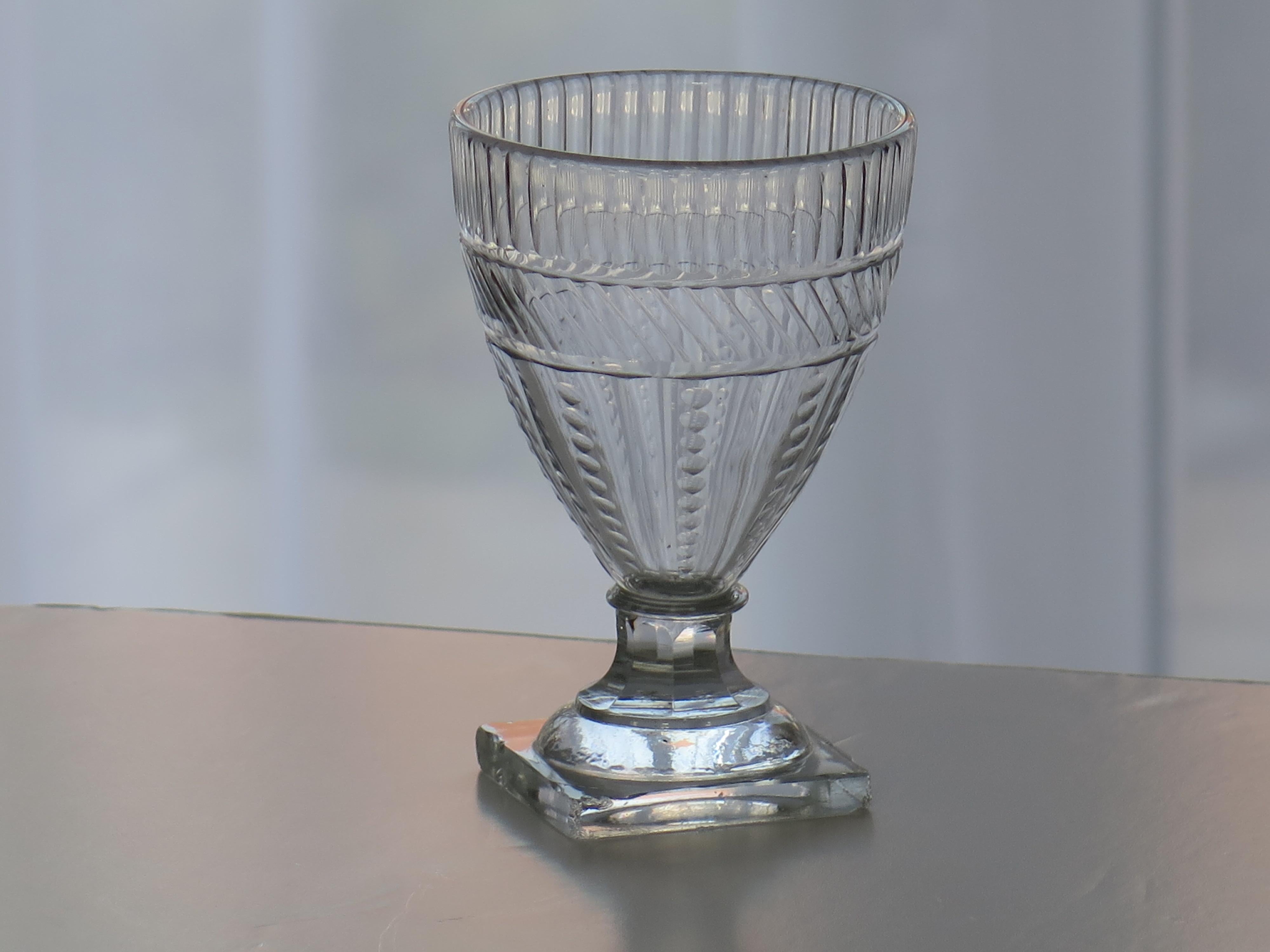 Georgianisches Rummer-Getränkeglas, geformt und graviert, englisch um 1790 (Handgefertigt) im Angebot
