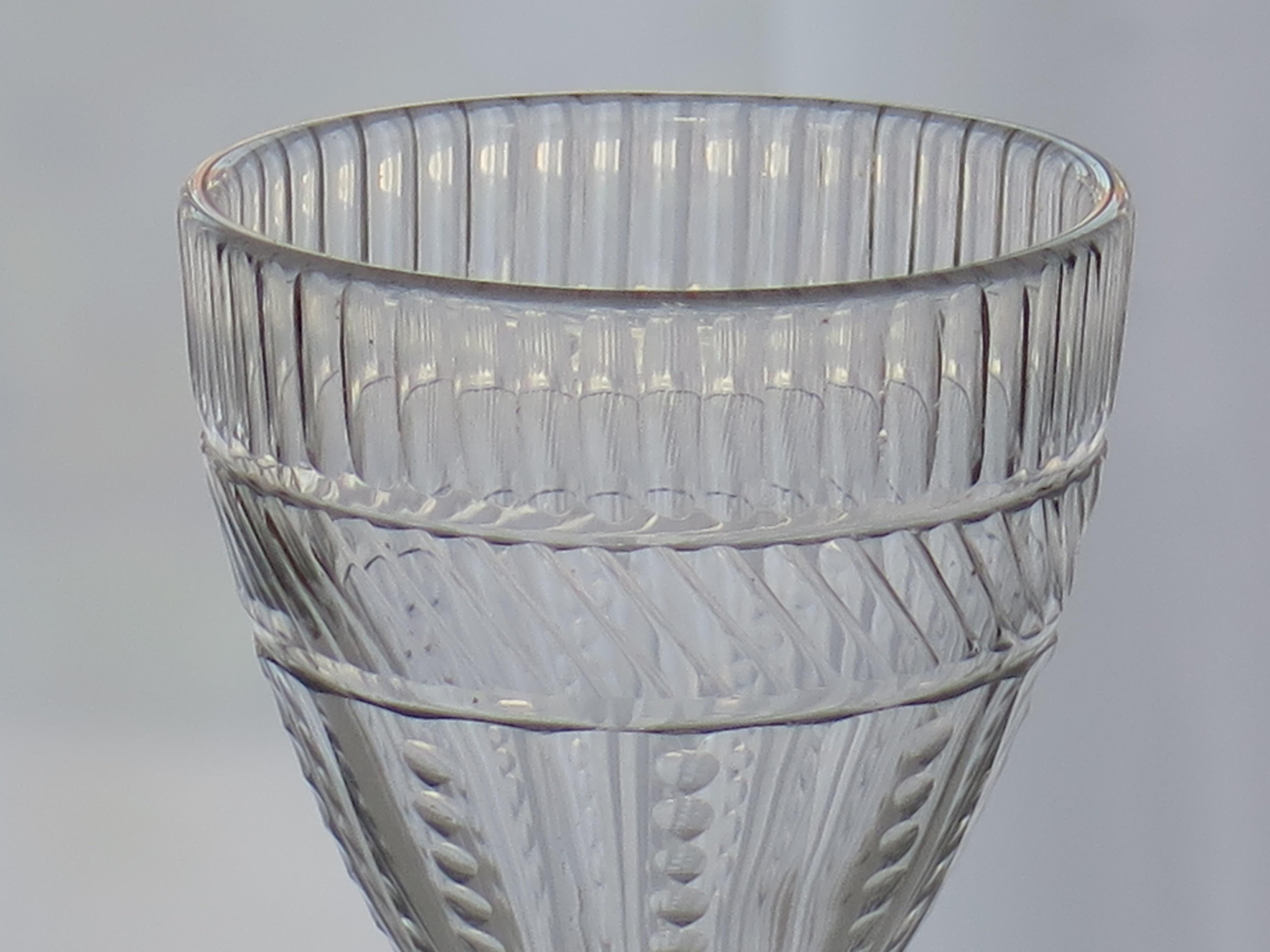 Georgianisches Rummer-Getränkeglas, geformt und graviert, englisch um 1790 im Zustand „Gut“ im Angebot in Lincoln, Lincolnshire