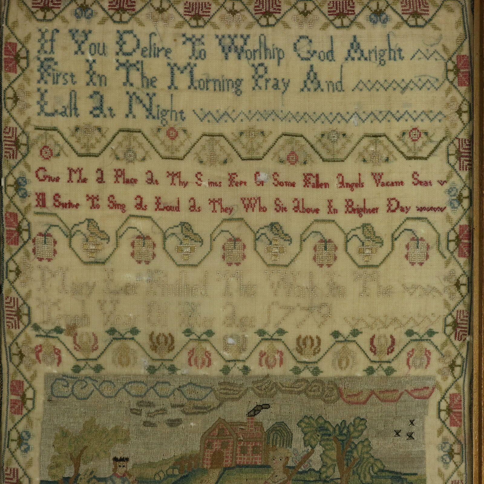 Georgian Sampler, 1779, par Mary Lee, 10 ans. Le sampler est réalisé avec des fils de soie sur un fond de lin. Bordure florale sinueuse. Couleurs : vert, bleu, brun foncé, or, argent, rose, rouge et noir. Les versets disent : 