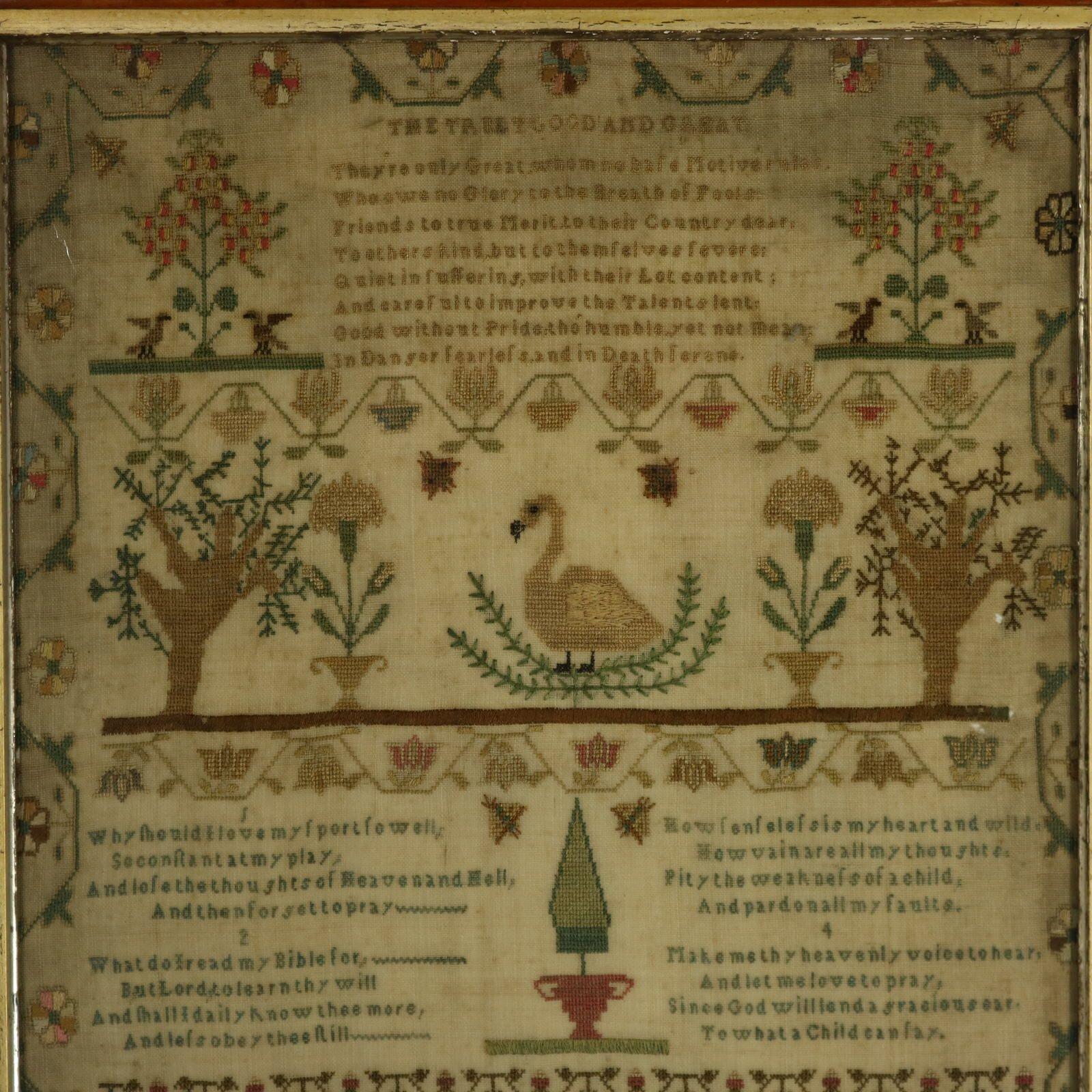 Campionario georgiano, 1803, Jane Muncy, 9 anni. Il campionario è lavorato con fili di seta su un fondo di lino, principalmente a punto croce. Bordo floreale a meandri. Colori oro, blu, verde, rame, argento, nero, rame e rosa. Il verso intitolato 