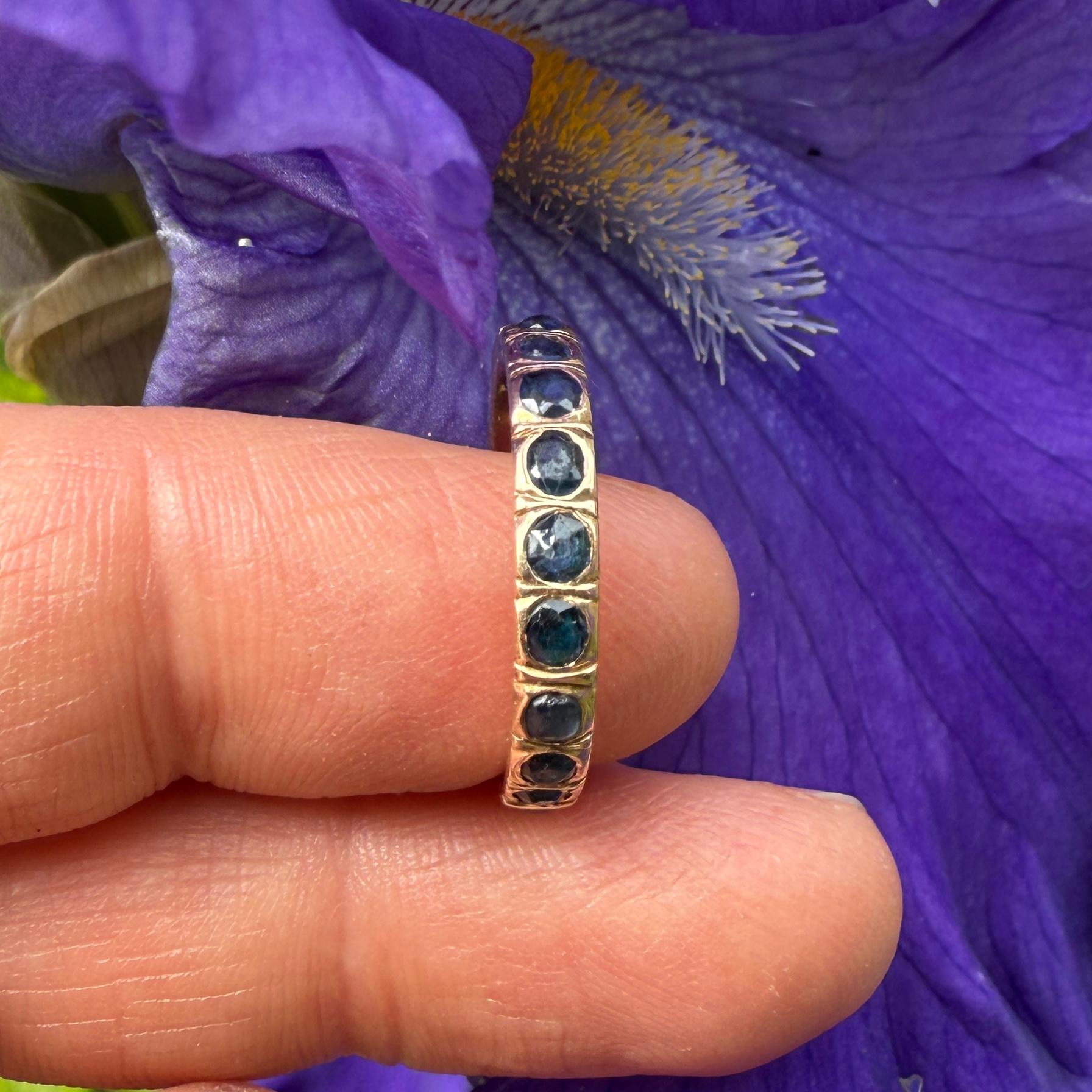 Georgian Sapphire Eternity Ring. England, early 19th century In Good Condition For Sale In London, GB