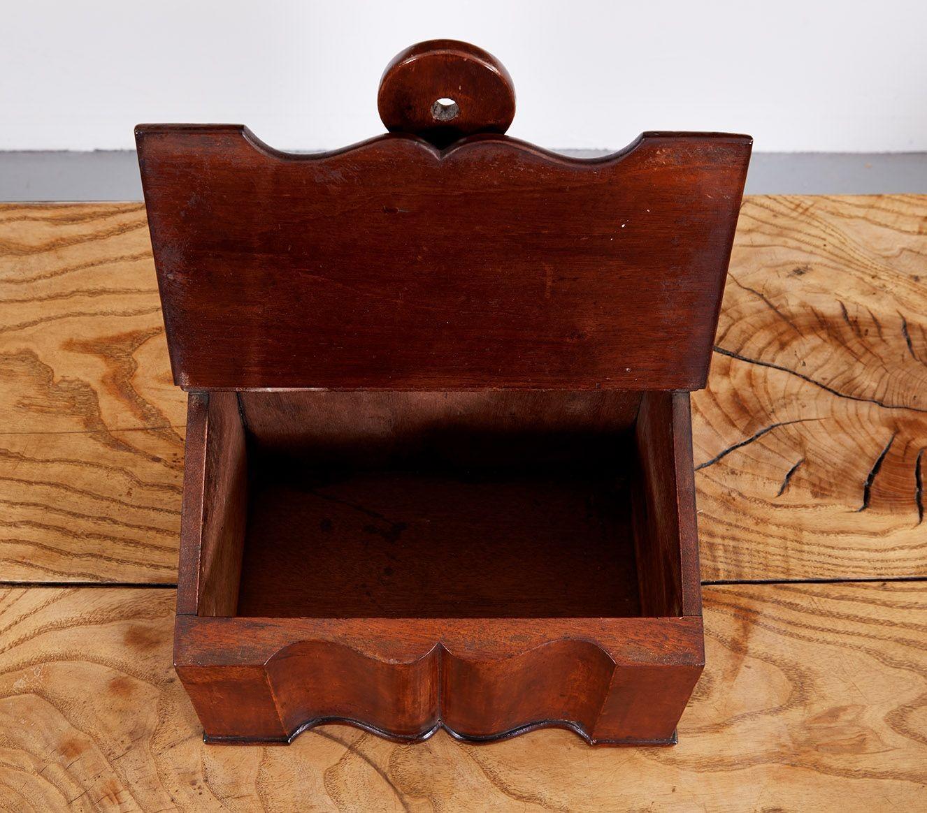 Georgian Scalloped Hanging Salt Box In Good Condition For Sale In Greenwich, CT