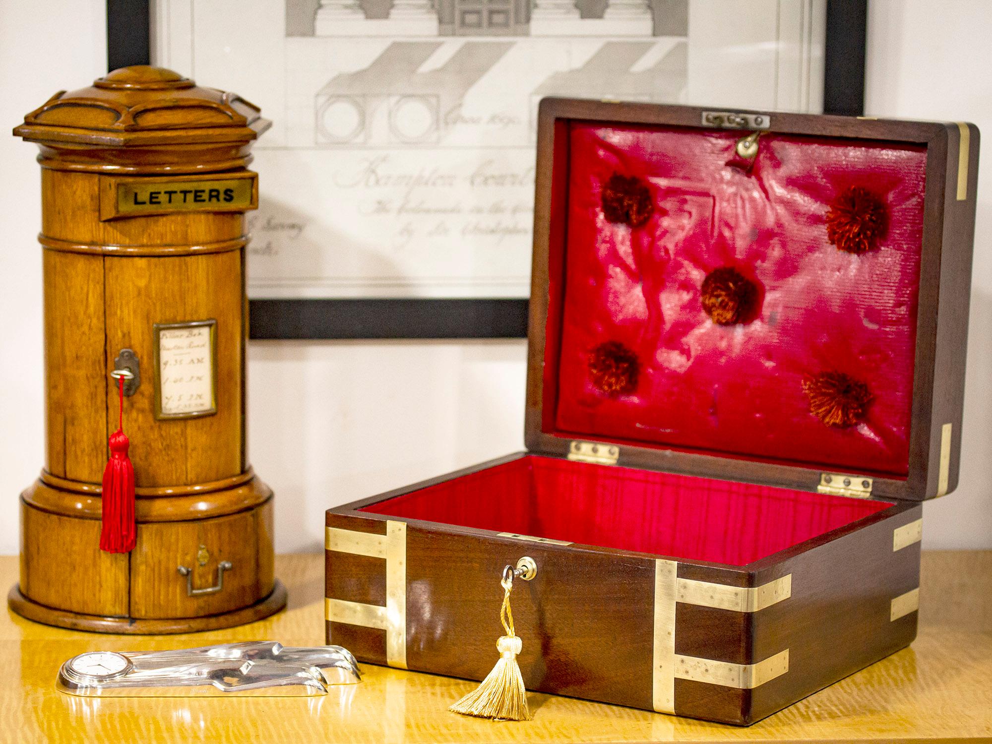 Brass Bound Rosewood Frame

From our Jewellery Box collection, we are delighted to offer this Georgian Scottish Mahogany Jewellery Box. The Jewellery Box of rectangular form crafted from features multiple brass mounts to the corners with two