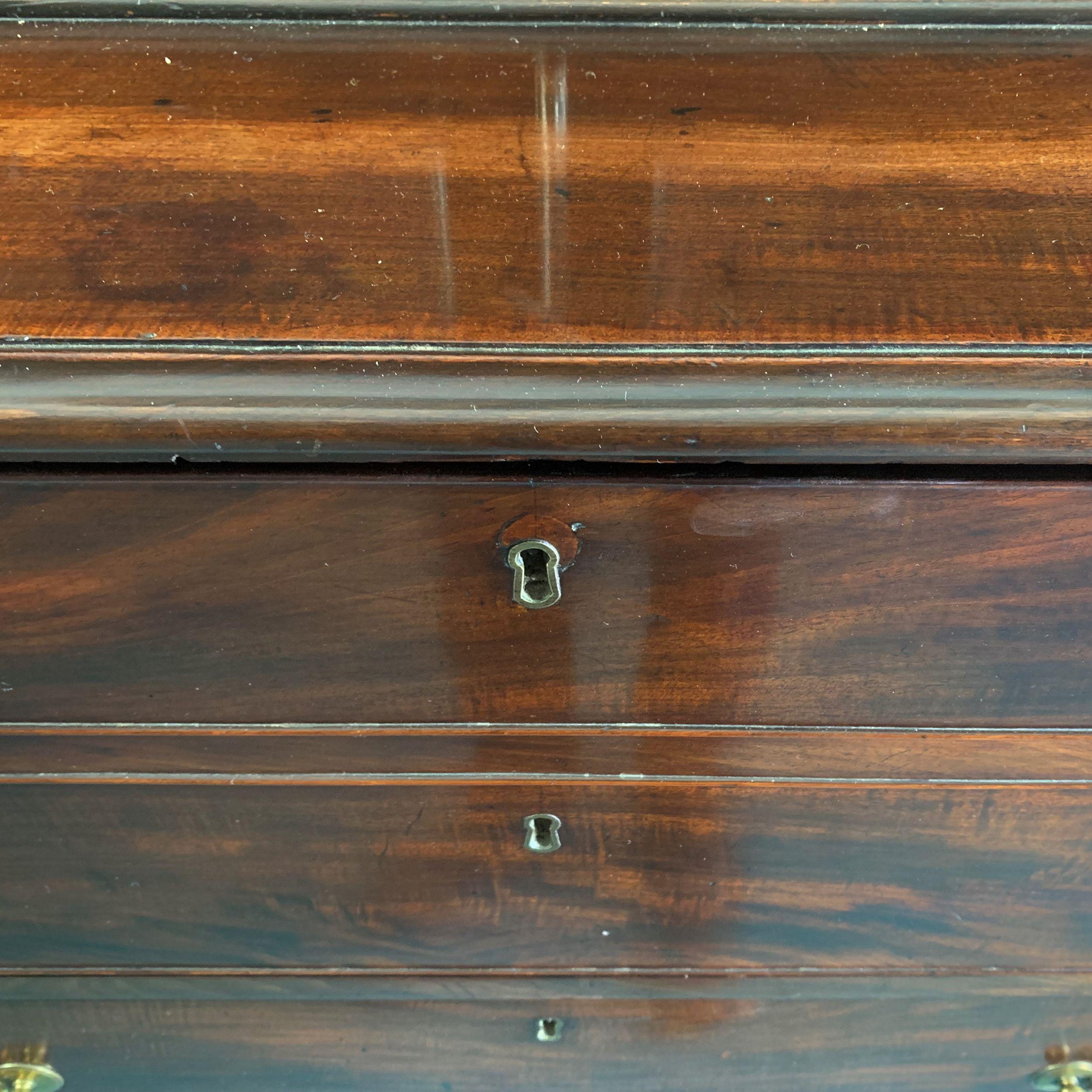 Un bell'esempio di libreria secretaire in mogano della fine del XVIII secolo. Maniglie e serrature originali. Il cornicione a dentelli sovrasta le porte astragali, splendidamente vetrate. La metà inferiore presenta un doppio cassetto secretaire