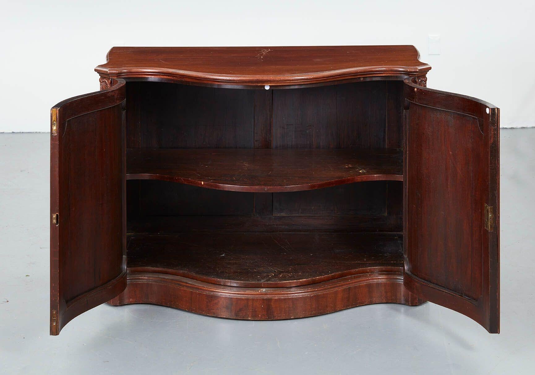 Georgian Serpentine Cabinet In Good Condition For Sale In Greenwich, CT