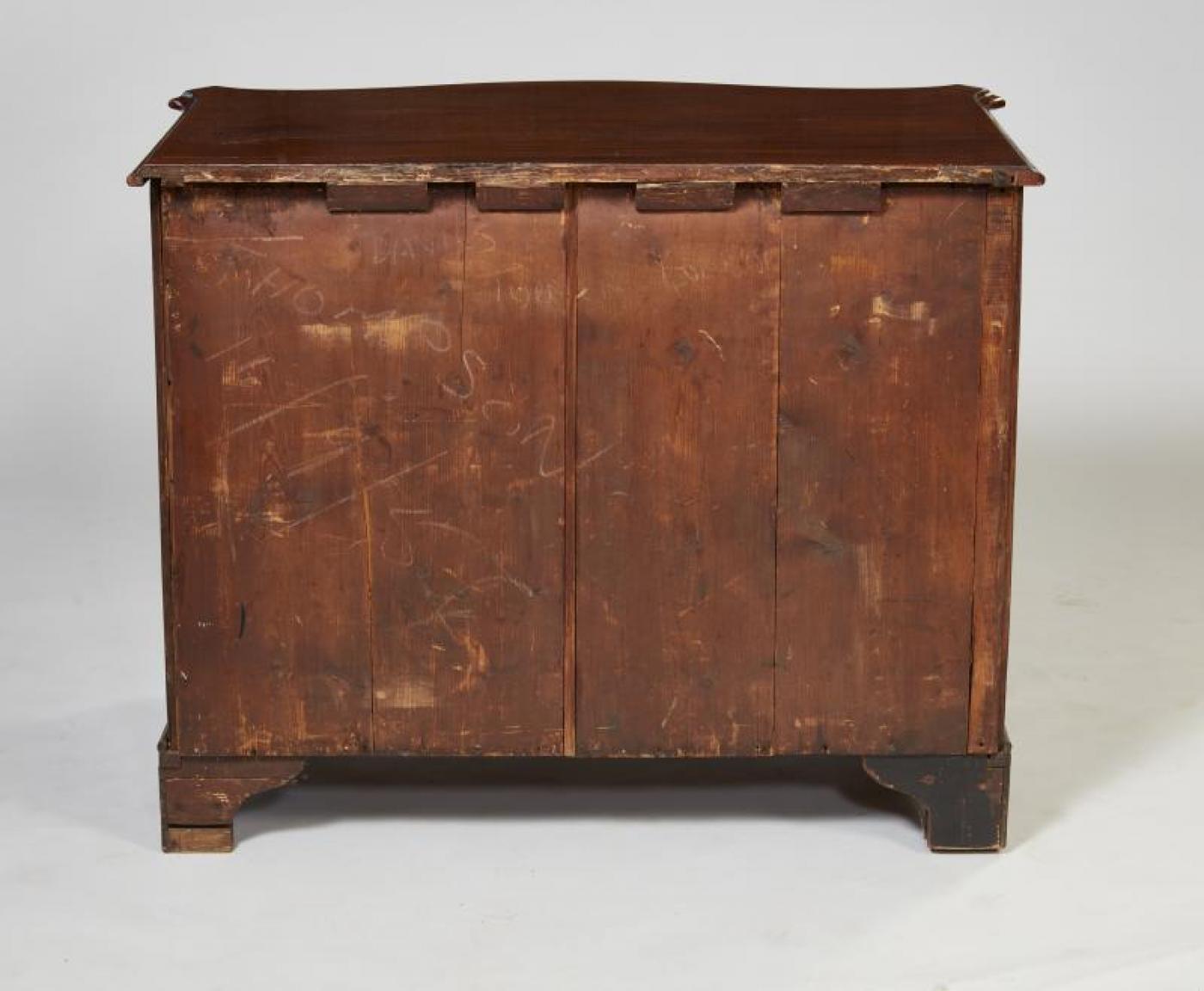 Georgian Serpentine Chest In Good Condition For Sale In Greenwich, CT