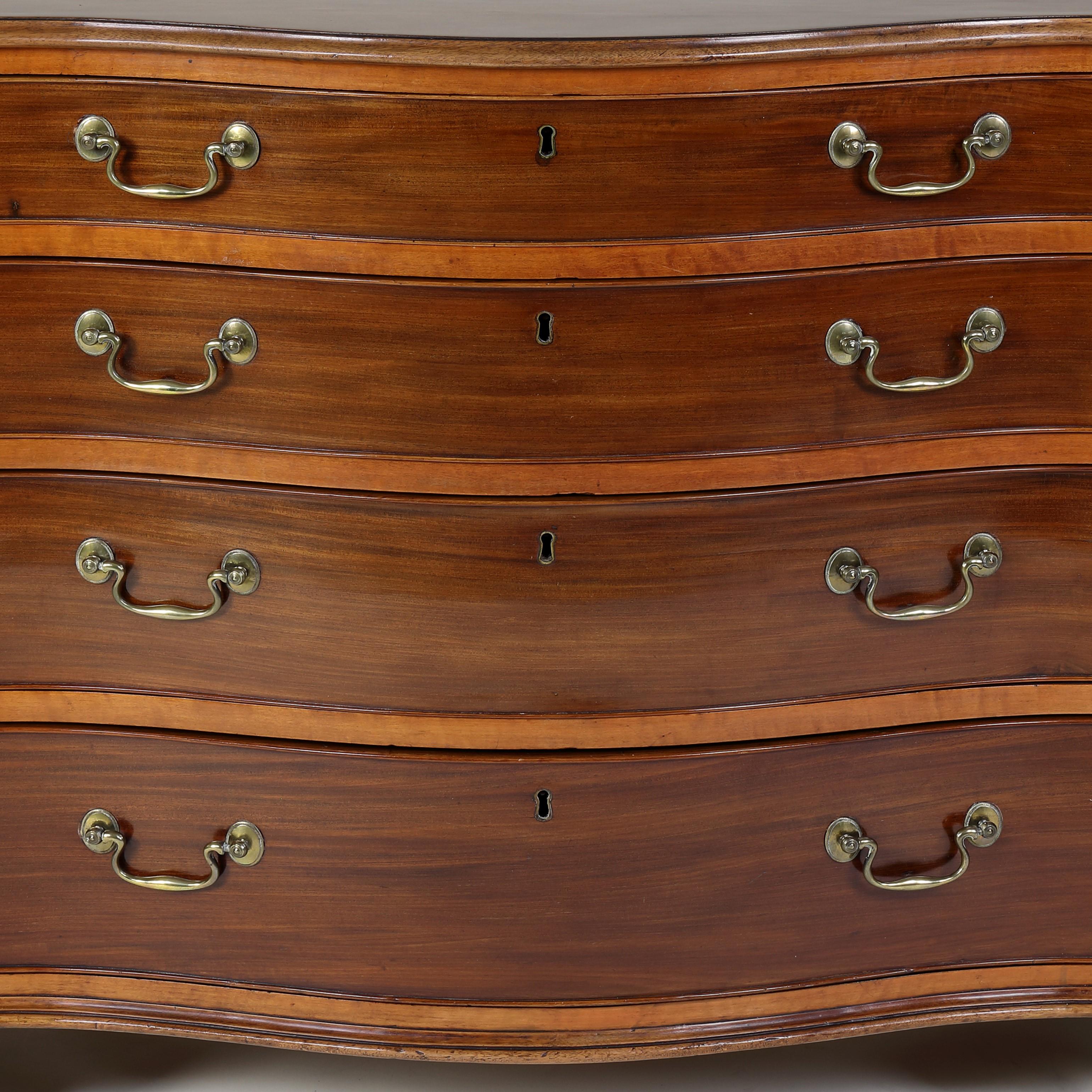 Georgian Serpentine Shaped Mahogany and Satinwood Chest of Drawers In Good Condition In Folkestone, GB