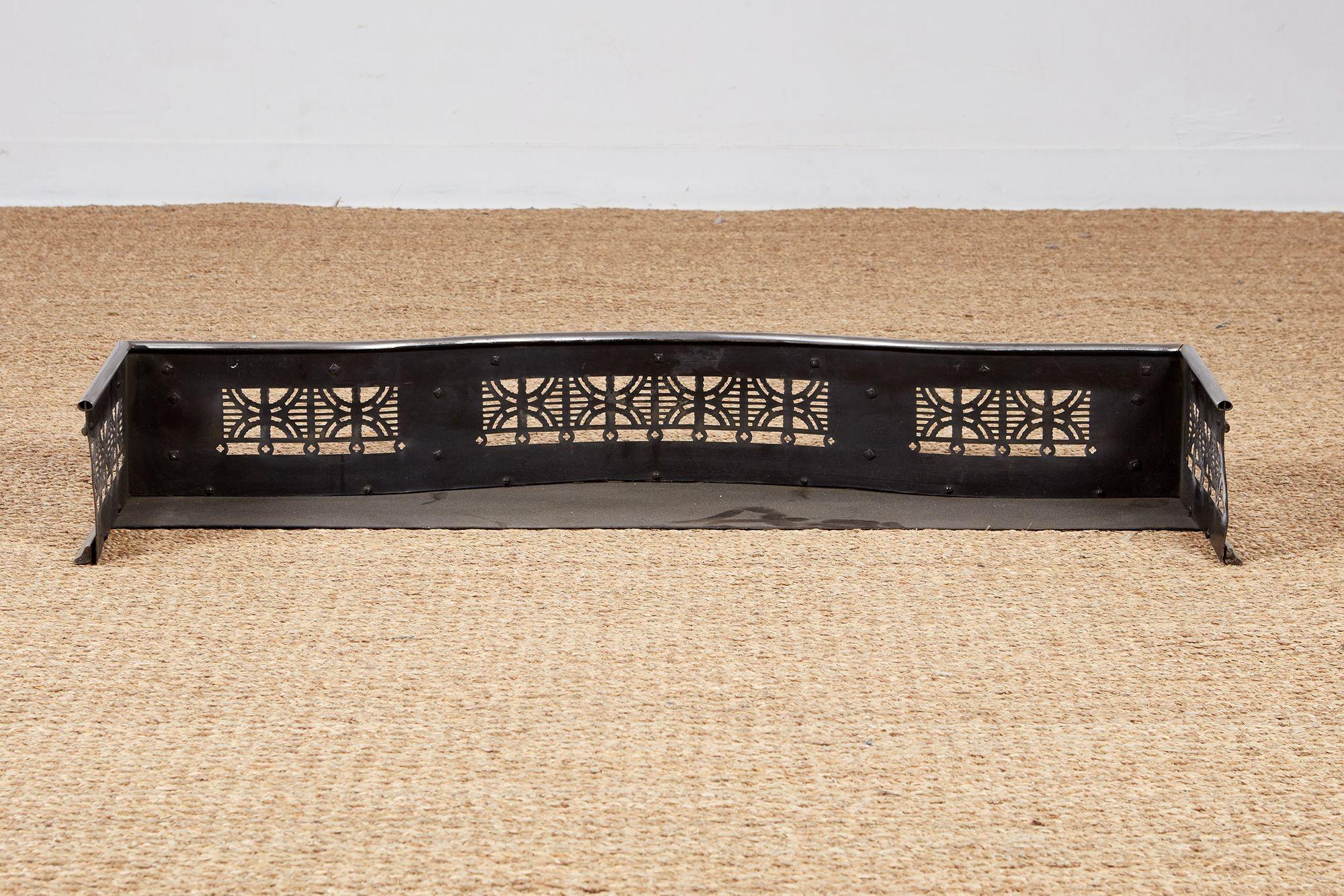 Georgian Serpentine Steel Fire Fender im Angebot 4