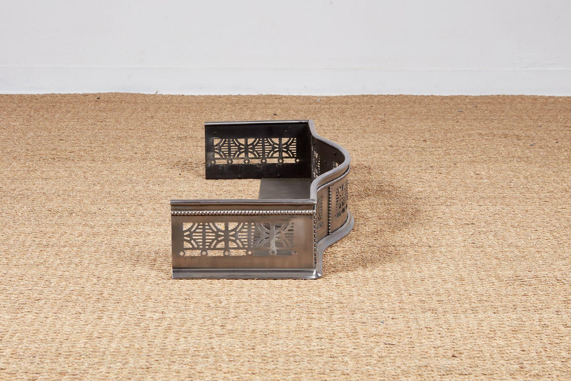 Georgian Serpentine Steel Fire Fender im Angebot 2