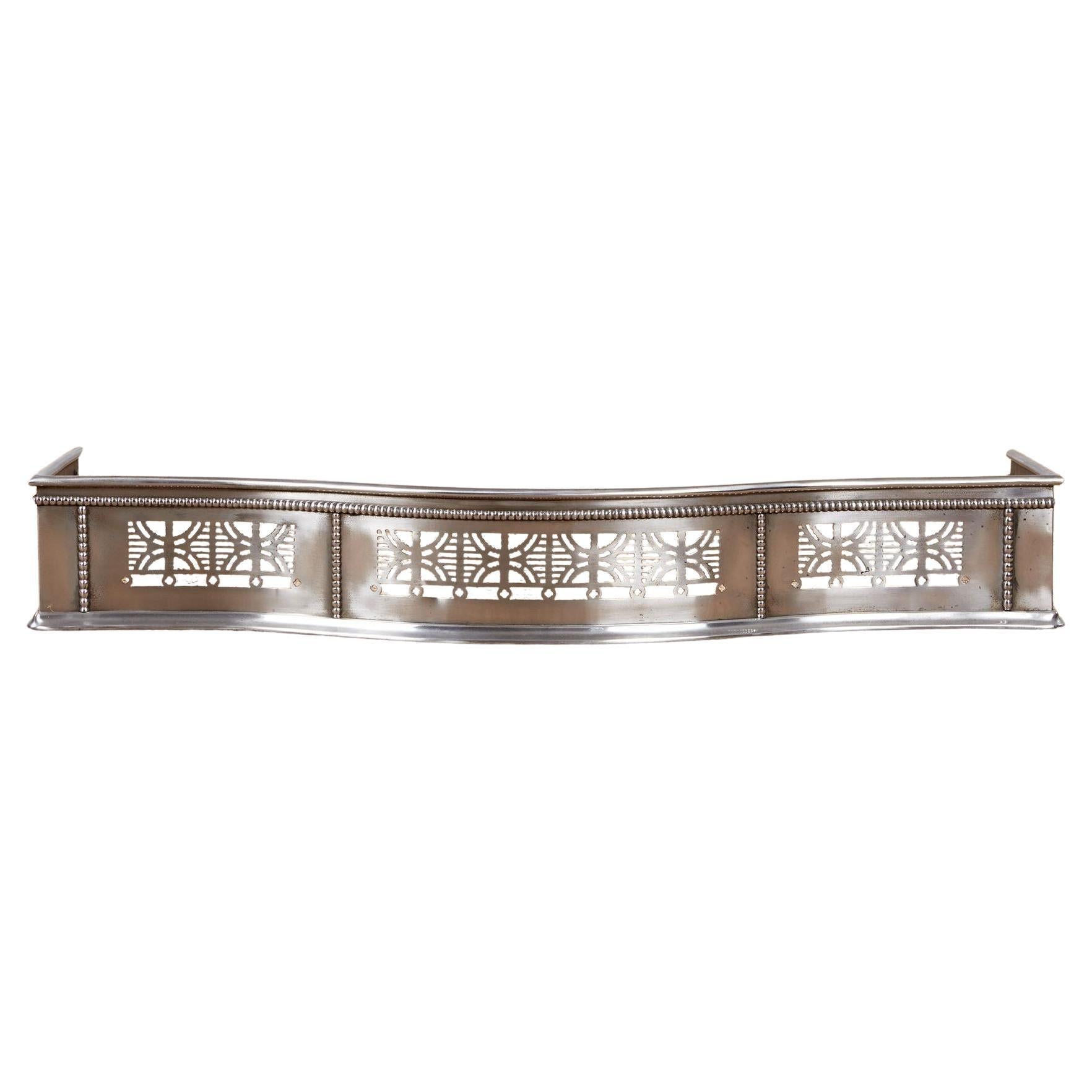 Georgian Serpentine Steel Fire Fender im Angebot