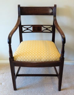 Sillón Georgiano de nogal tallado con incrustaciones, Sheraton inglés circa 1790