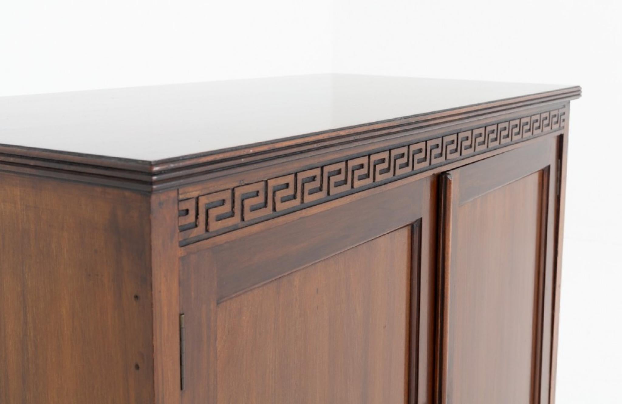 Beistellschrank aus Mahagoni im georgianischen Stil
Dieser Seitenschrank steht auf Konsolenfüßen
Mit 2 getäfelten Türen
CIRCA 1900
Über den Türen befindet sich ein dekoratives geschnitztes griechisches Schlüsselmotiv
Die Türen lassen sich öffnen und