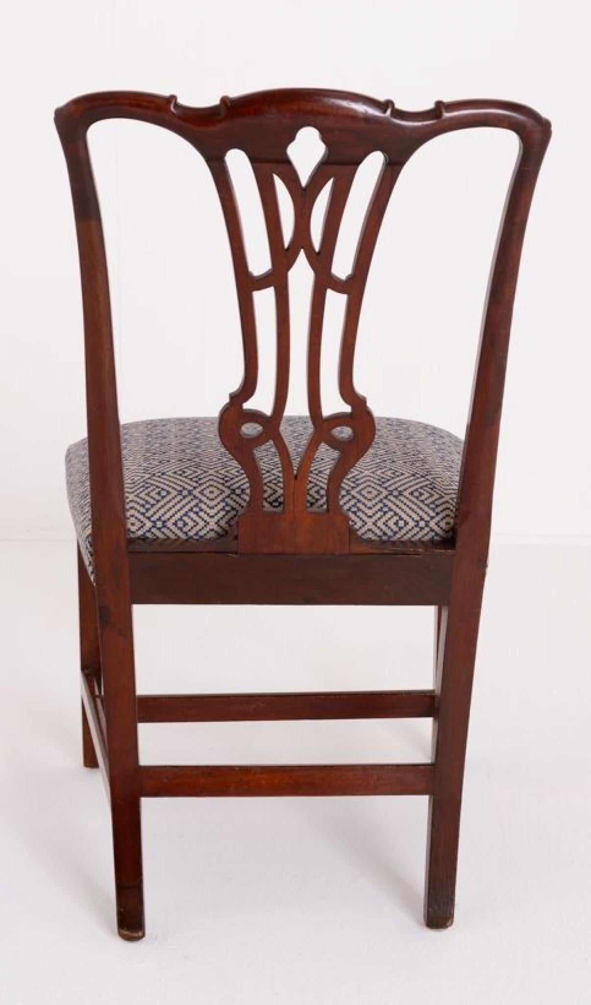 Silla auxiliar georgiana de caoba.
Esta silla de calidad se levanta[sobre patas cuadradas cónicas con un armazón en ''h'' para mayor resistencia.
Periodo georgiano antiguo
La silla presenta un respaldo calado y perforado con una barandilla de cresta