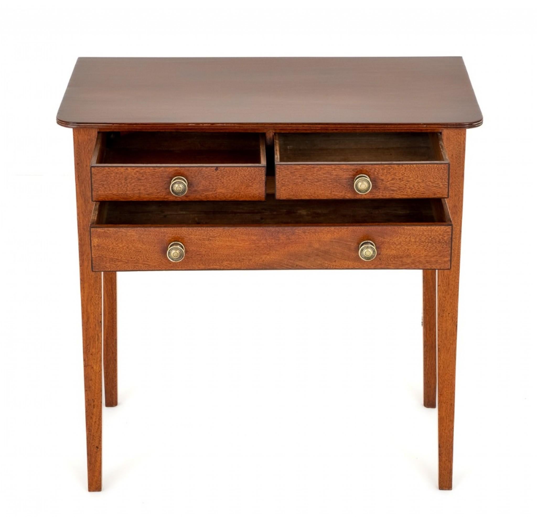 Beistelltisch aus georgischem Mahagoni.
Circa 1800
Dieser Beistelltisch hat eine schlichte Form.
Mit konisch zulaufenden Beinen.
Mit einer Anordnung von 3 Arbeitsschubladen.
Die Schubladen sind mit Ebenholzintarsien und dekorativen Messingknöpfen