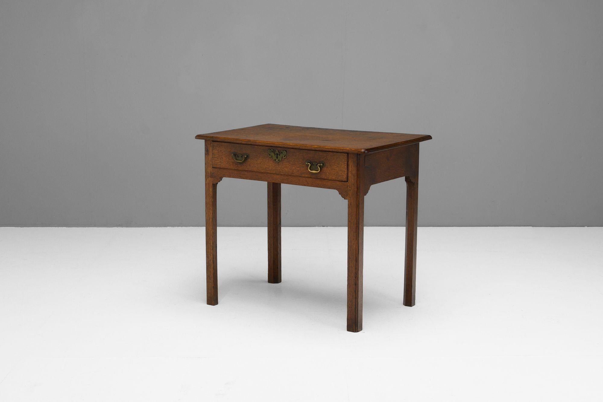 Tavolino georgiano a un cassetto in rovere con maniglie originali. Circa 1780

H. H. 76cm x L. 88cm x P. 56cm