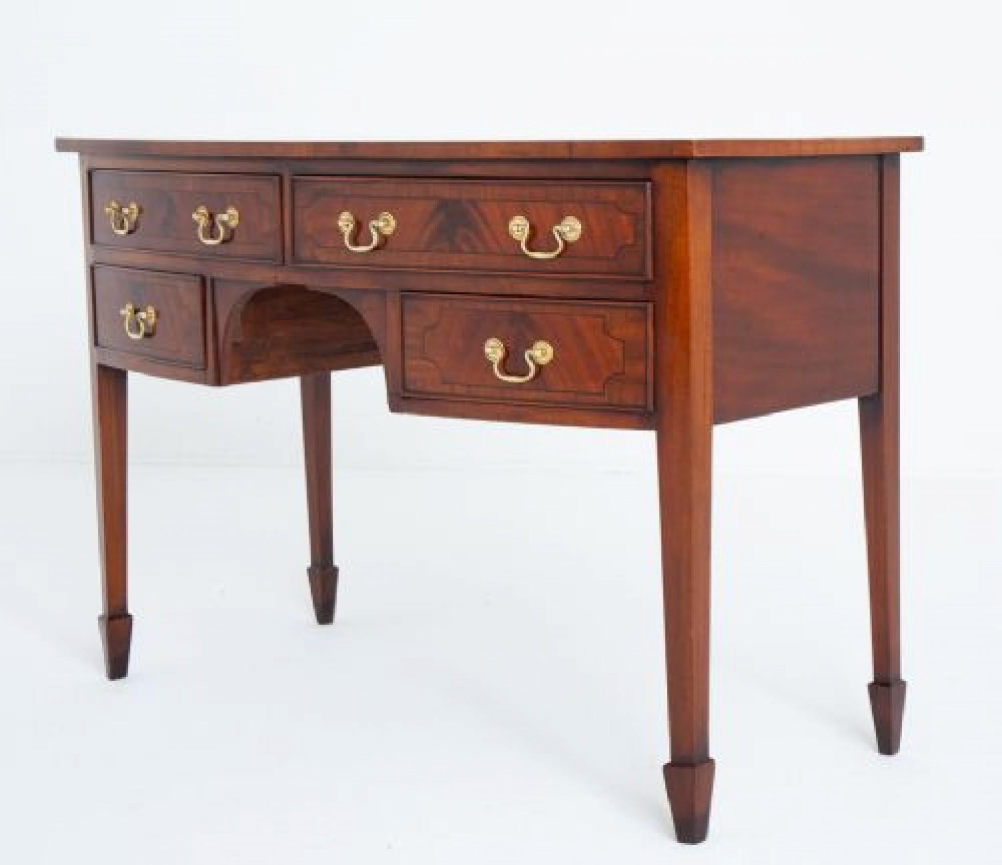 Credenza revival georgiano in mogano.
Questa credenza ha una forma ad arco.
Circa 1900
Si regge su gambe affusolate con piedi a vanga.
La credenza ha una disposizione di 4 cassetti rivestiti in Oak.
I frontali dei cassetti sono caratterizzati da