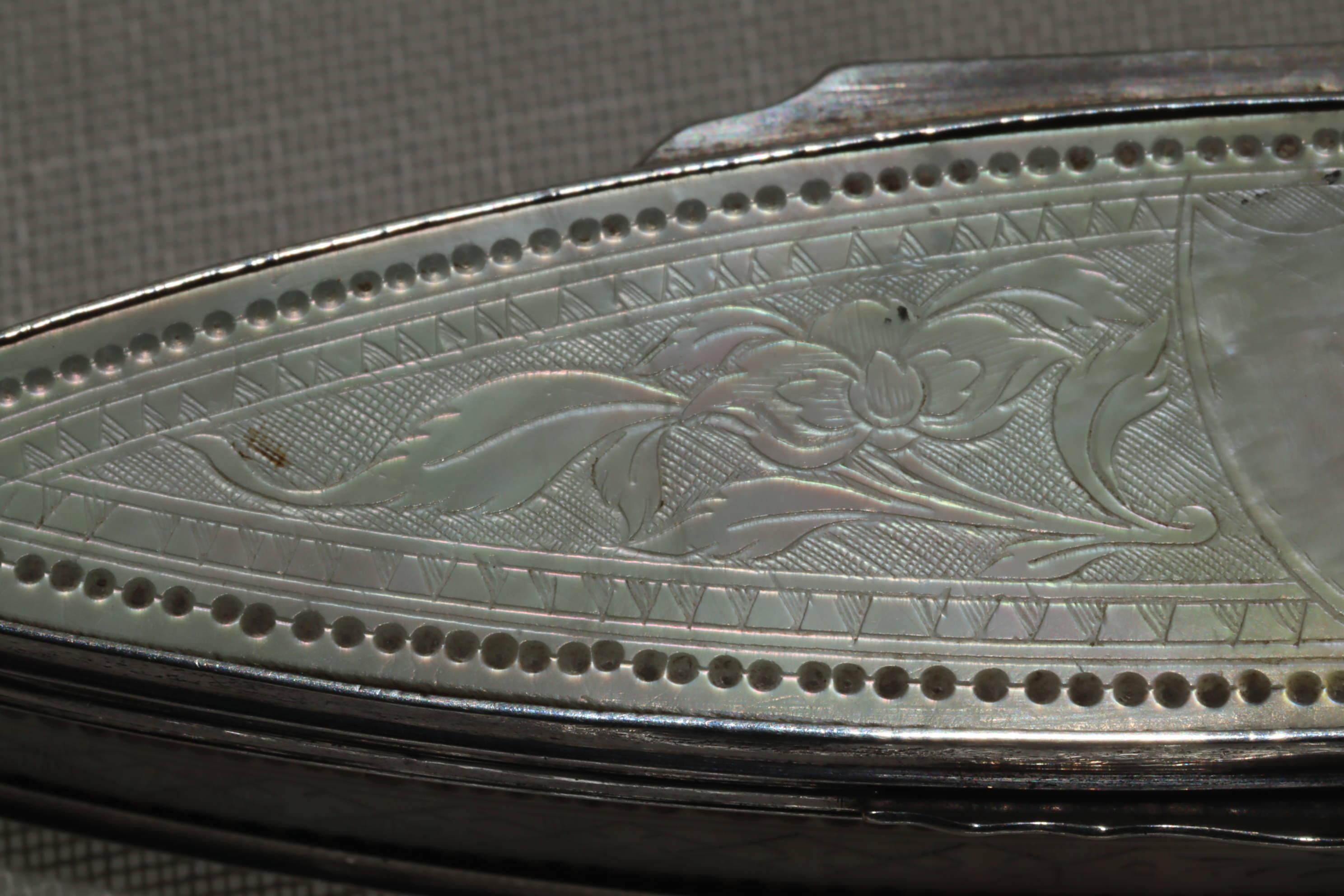 Georgian Silver and Engraved Mother-of-pearl Toothpick Case In Good Condition For Sale In East Geelong, VIC