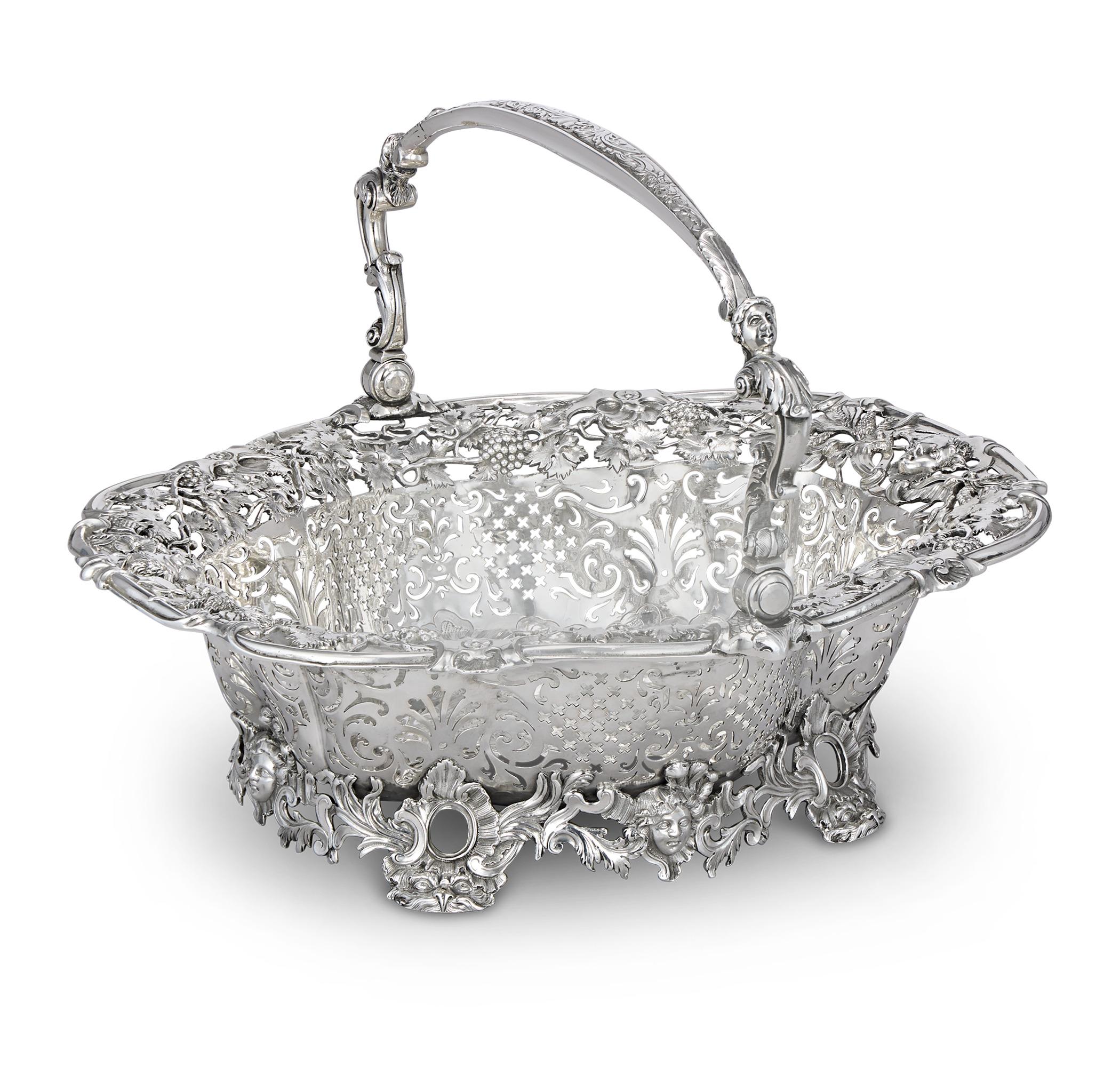 Panier d'argent
Peters Archambo
Poinçon de Londres, 1740

Ce superbe panier en argent de style George II est un exemple remarquable de l'art et du savoir-faire de Peters Archambo, un orfèvre huguenot renommé. Archambo, né en Angleterre de réfugiés