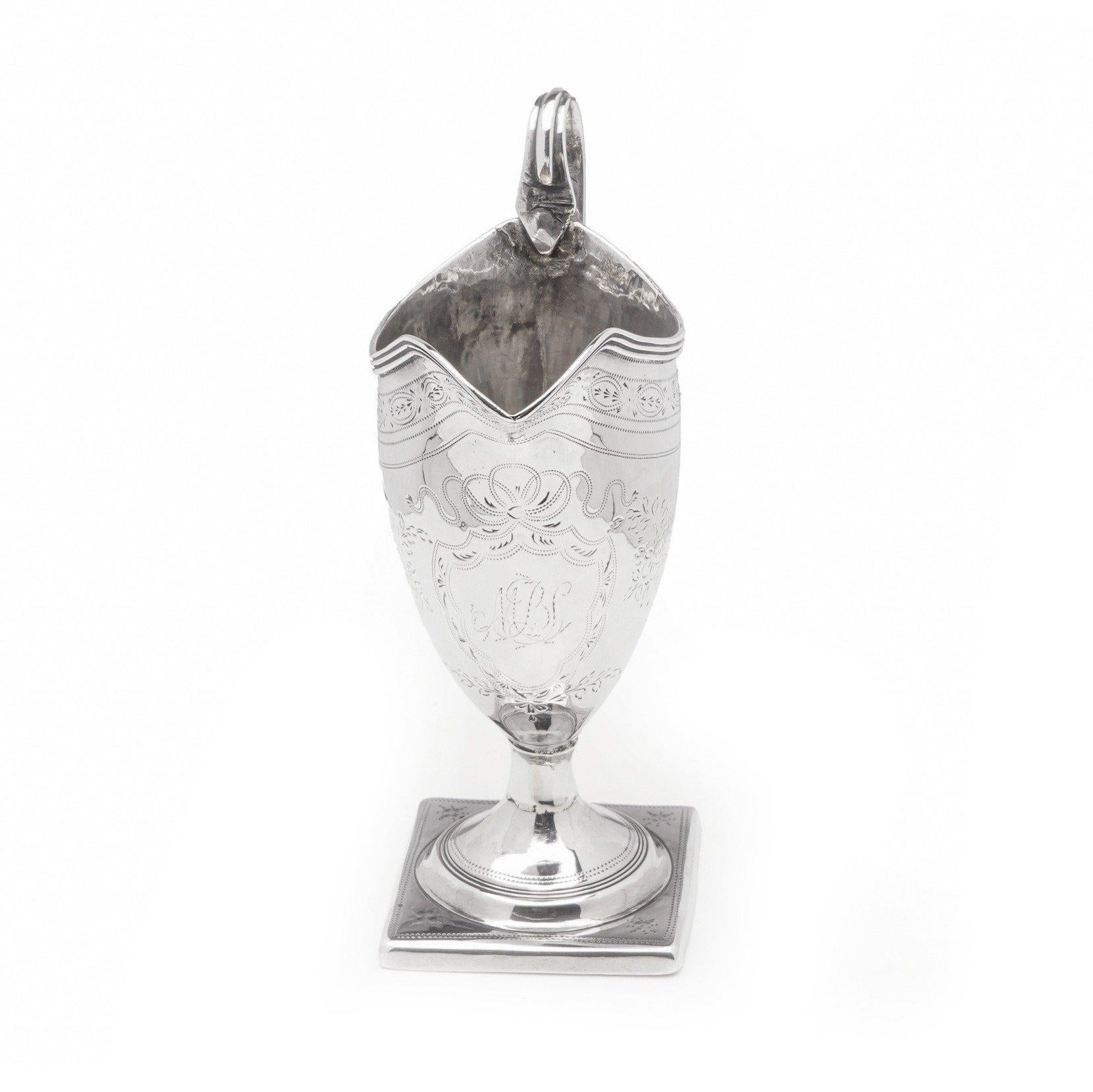 Lechera georgiana de plata sobre base cuadrada Georgiano en venta