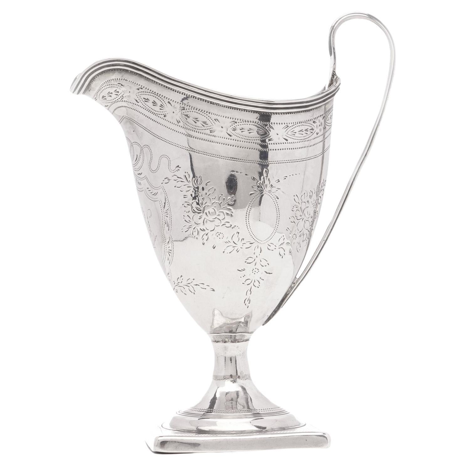 Lechera georgiana de plata sobre base cuadrada en venta