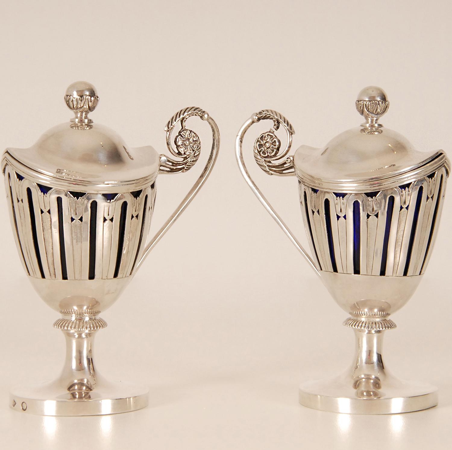 Georgian Silver Mustard Pots Blue Glass Liners 1st Empire Tableware a pair In Good Condition For Sale In Wommelgem, VAN